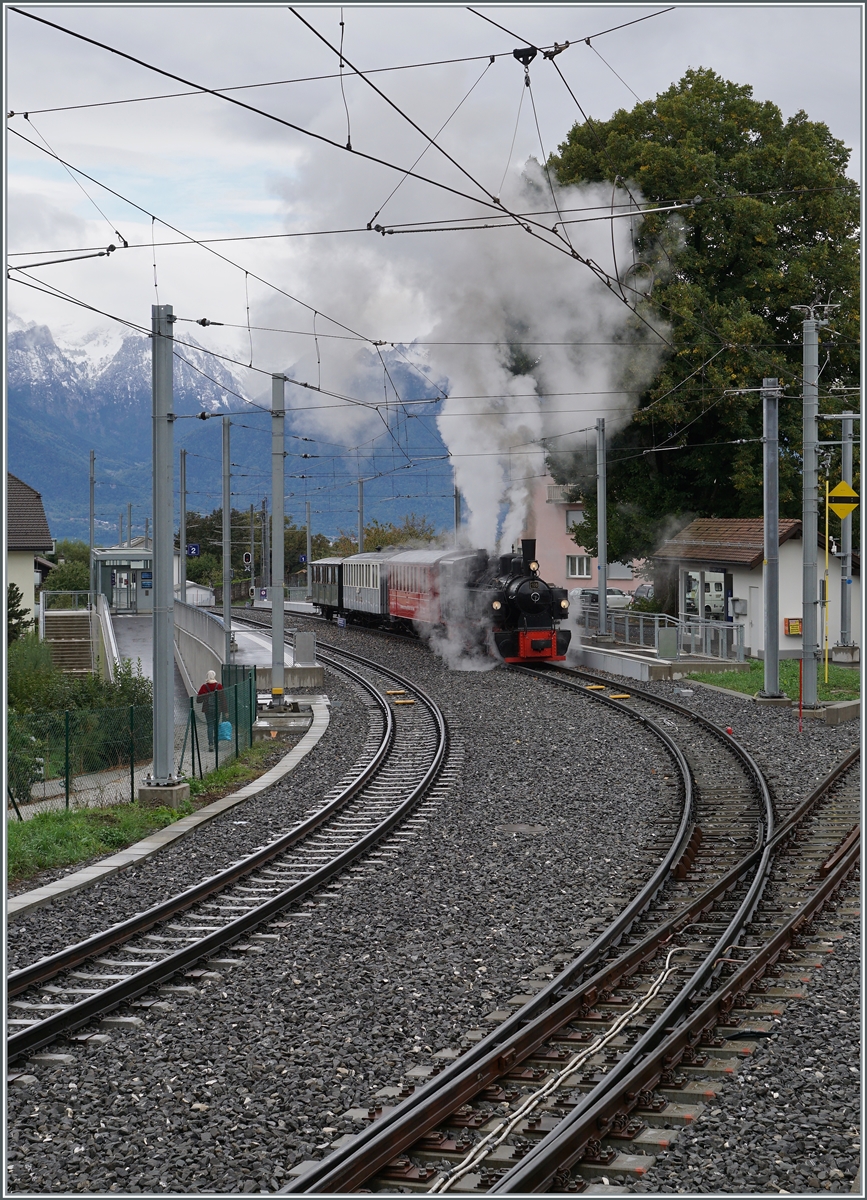 Trotz der modernen Anlage zaubert die G 2/2/2 105 mit ihrem Dampfzug Riviera Belle Epoque etwas historisches Flaire ins Bild, wobei die erhalte kleine Wartehalle und der grosse Baum im Hintergrund ihren Beitrag dazu leisten.

27. Sept. 2020