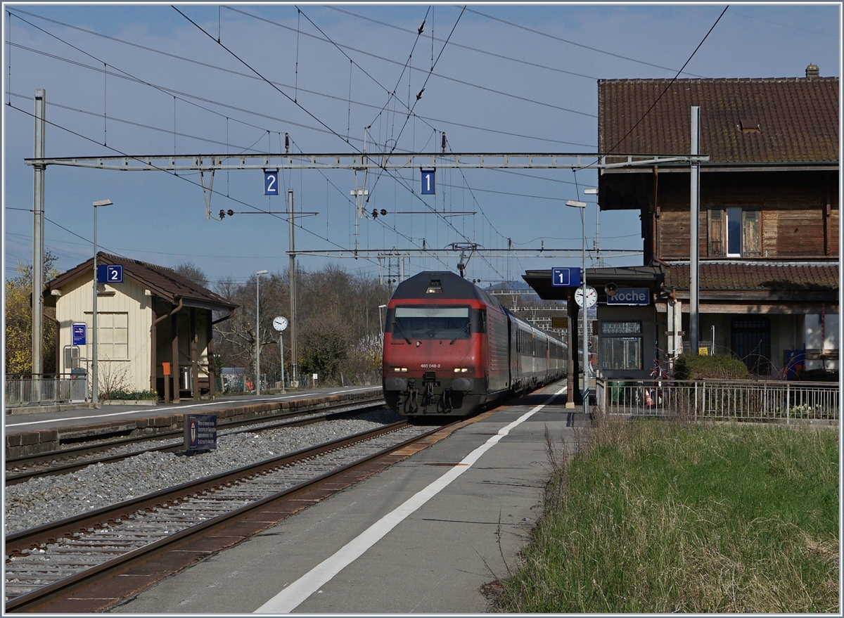Überraschend erfreulich für die Bildoptik: Die SBB Re 460 048-2 ist an der Spitze statt am Schluss ihres IR90 eingereiht. 

Roches, den 17. März 2020