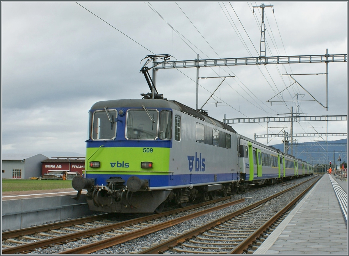 Und noch ein Bild eines SBB Re 4/4 II Prototypen: die BLS Re 420 509 ist in Ins mit einem EW III RE von Bern nach Neuchâtel unterwegs. 

2. Okt. 2008