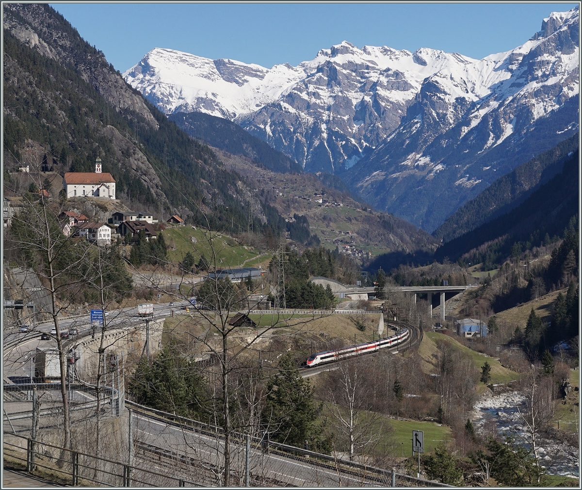 Und nochmals der SBB RABe 503 als EC 12 von Milano nach Zürich bei der bekannten Kirche von Wassen. 
17. März 2016