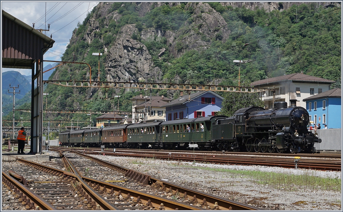 Von Erstfeld über Göschenen und Airolo ist der SRF Extrazug des Schweizer Fernsehn zu Thema  Gotthard  mit der prächtigen C 5/6 2978 in Bodio eingetroffen und wartet nun für seine Weiterfahrt nach Biasca auf die ETCS-Box in Form der Re 4/4 II 11161.
28. Juli 2016