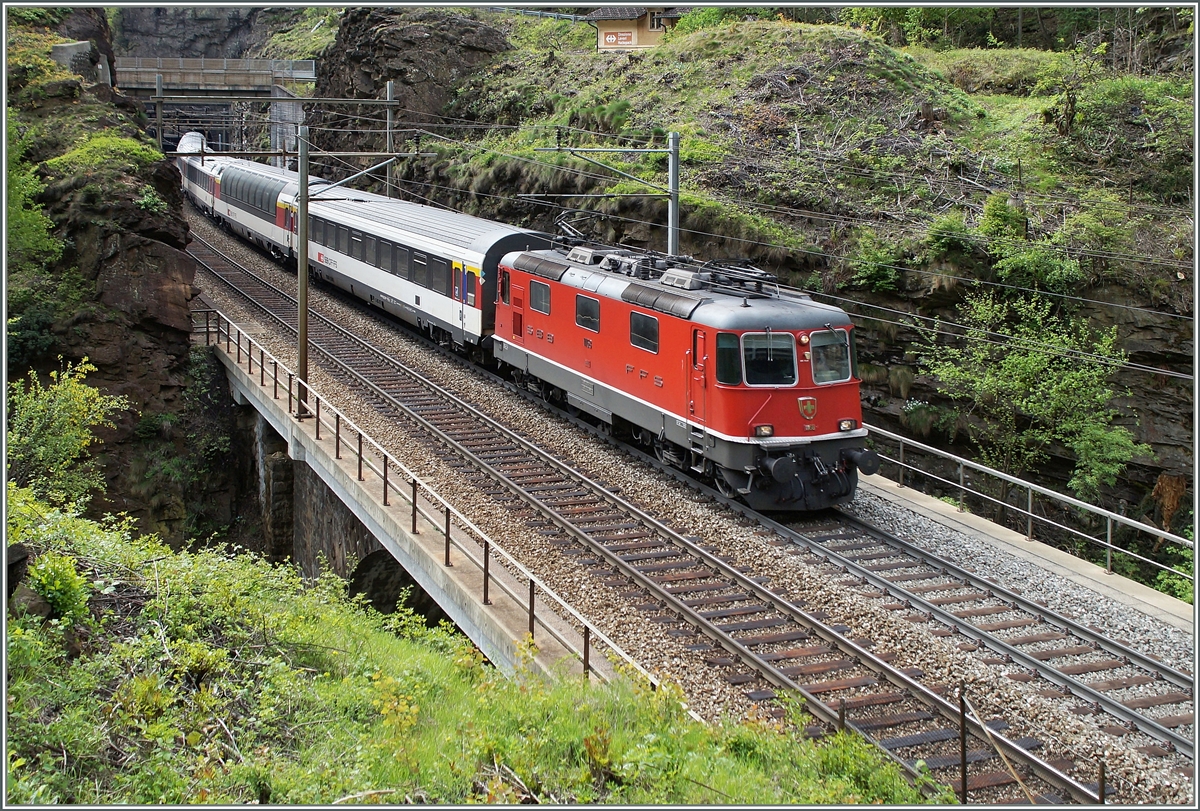 Von Rodi-Fiesso durch die Dazio Grande nach Faido: Die SBB Re 4/4 II 11158 mit dem IR 2268 von Locarno nach Zürich erreicht in Kürze, über die Freggio Brücke fahrend, den gleichnamigen, 1568 m langen Kehrtunnel. 
6. Mai 2014