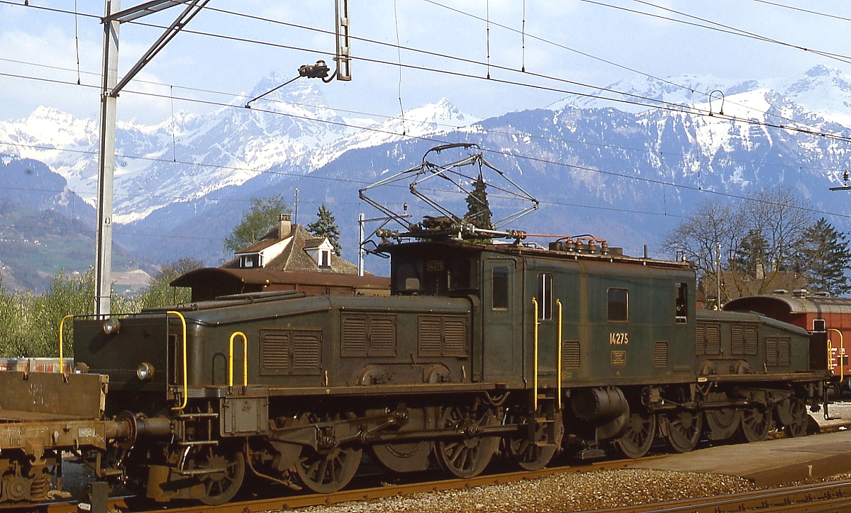 Vor der Kulisse der Walliser Alpen pr�sentiert sich die Ce 6/8 II 14275 im Bahnhof St. Maurice