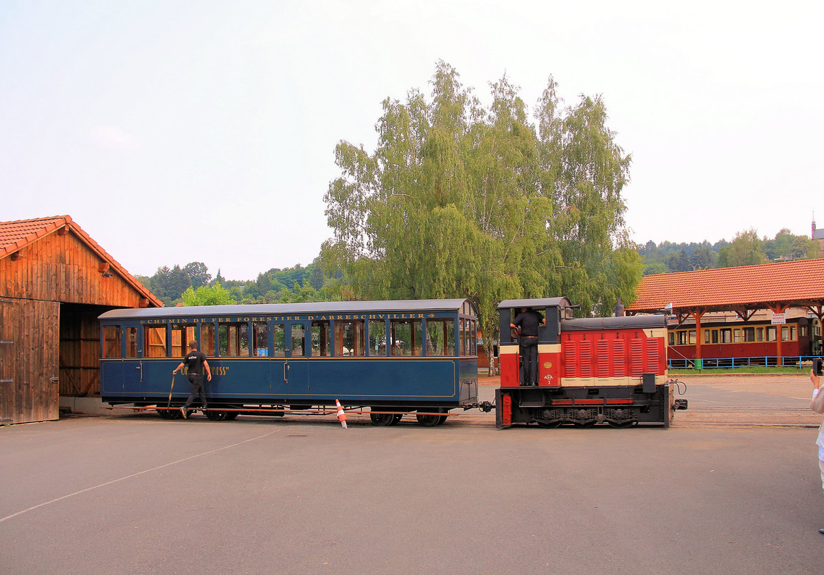 Wagen 27  Orient Express  wird in Abreschviller manövriert. Dahinter sind weitere WAB Wagen zu sehen. 22.Juli 2018 