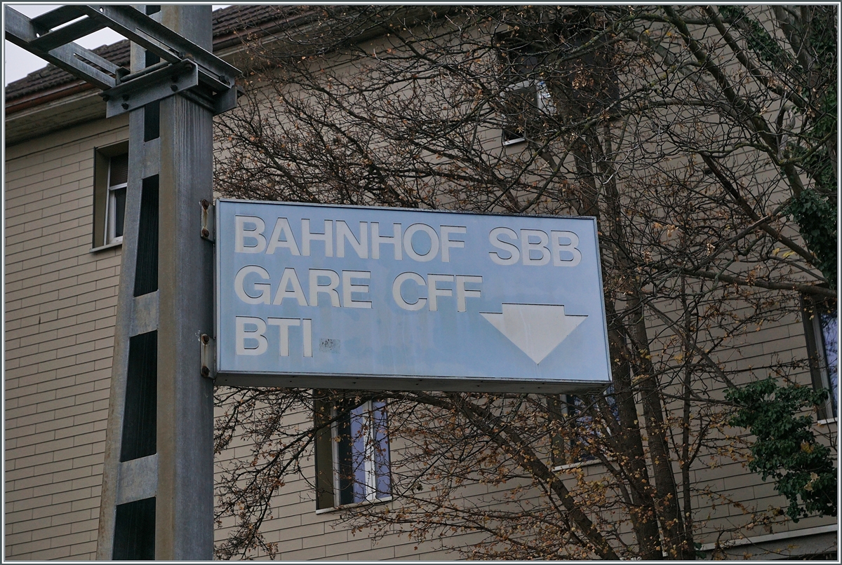 Wer sich noch an des kleine Schmalspurbähnchen das in Biel auf dem Bahnhofplatz abfuhr erinnert, für den dürfte der Begriff  BTI  noch was bedeuten und er wird ohne Mühe den  ssm  - Zug nach von Biel nach Täuffelen und Ins finden.

Biel, den 20. Nov. 2021