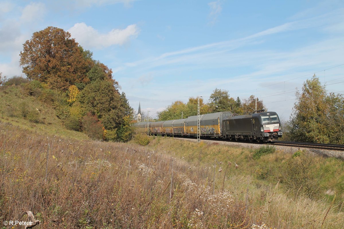 X4 E 857 zieht einen ARS Altmann Autotransportzug bei Fahlenbach in Richtung München. 21.10.17