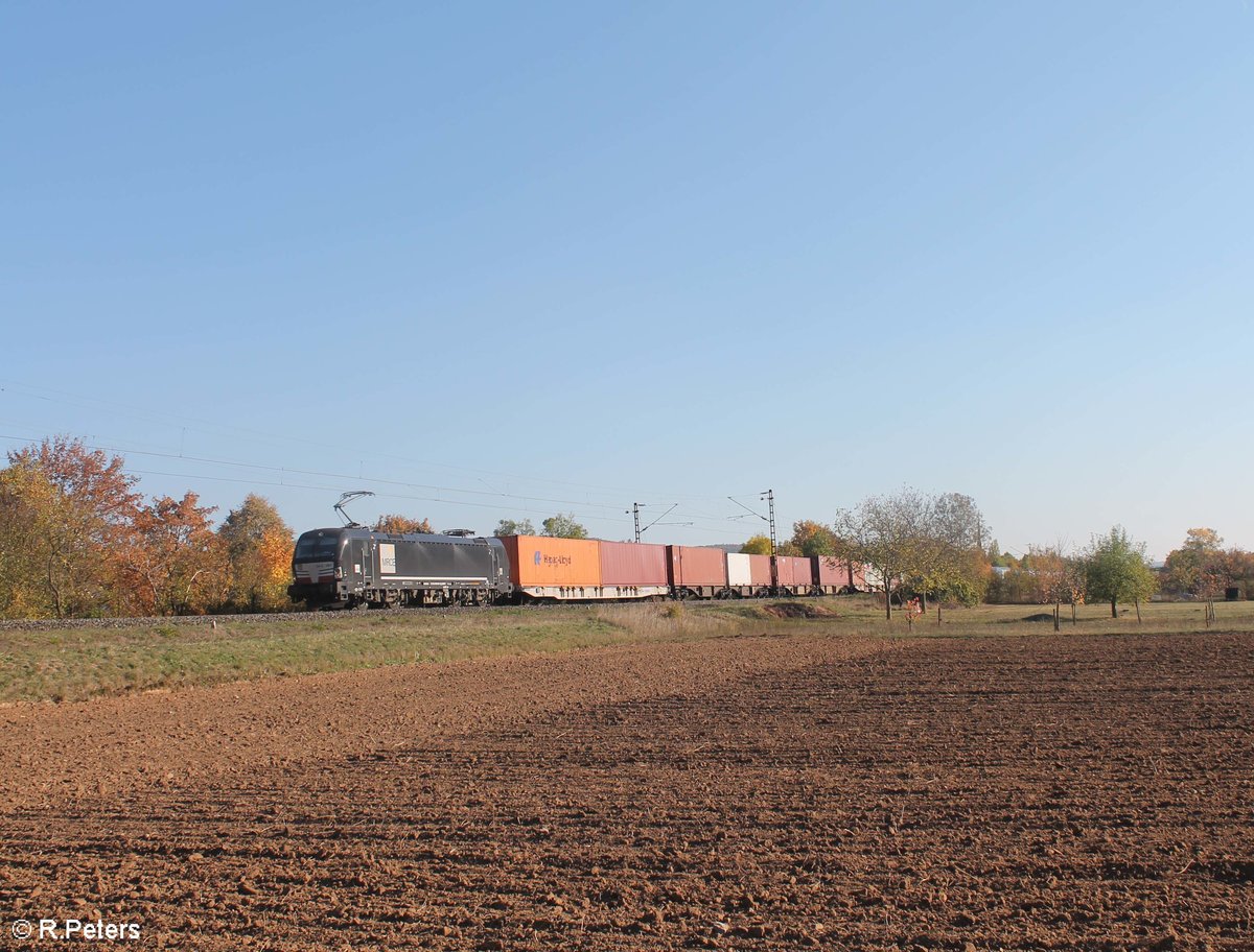 X4E 607 zieht mit einem Containerzug bei Thüngersheim gen Norden. 13.10.18