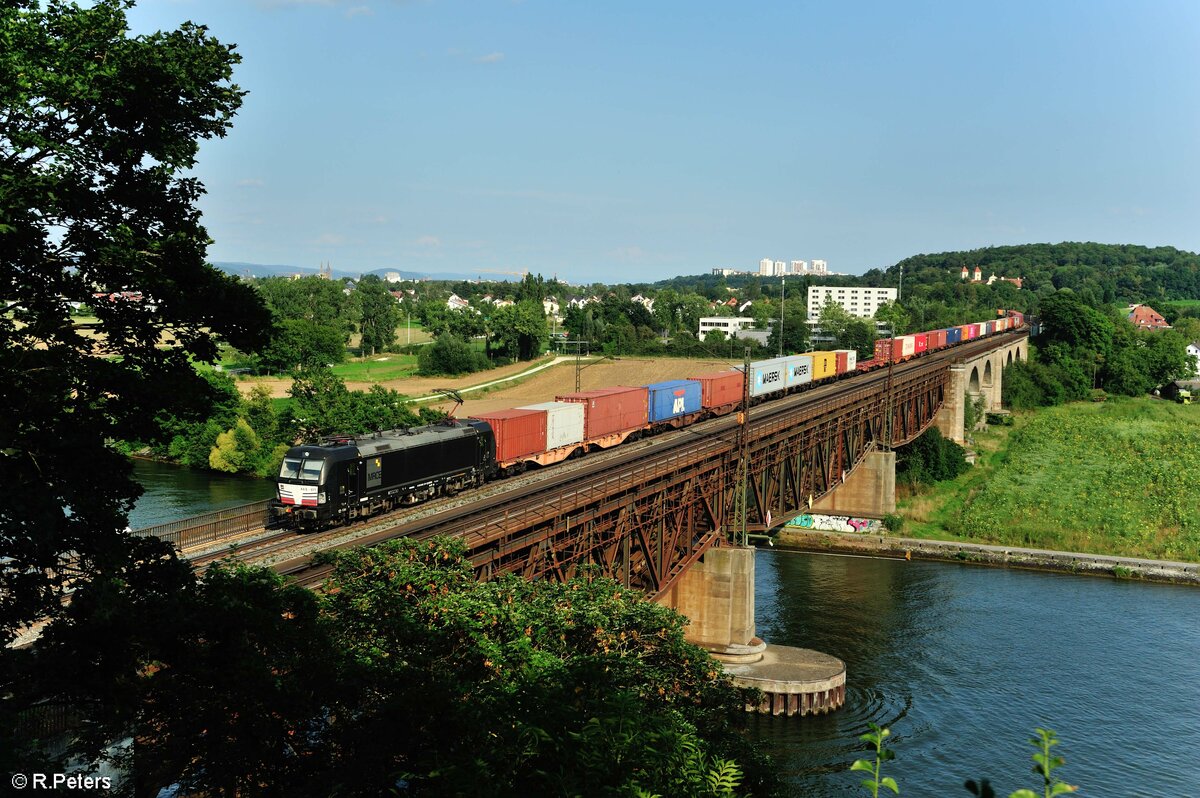 X4E 871 überquert die Donaubrücke bei Regensburg Mariaort mit einem Containerzug. 21.08.21