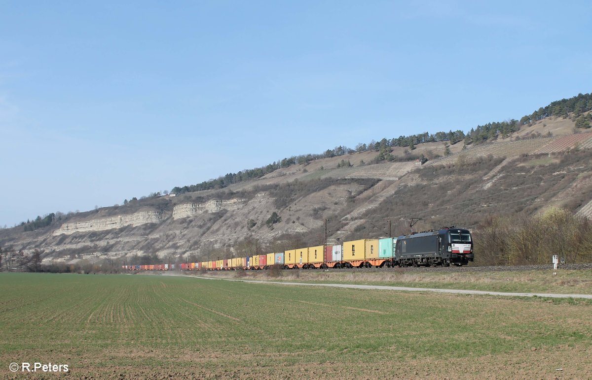 X4E 877 alias 193 877-8 zieht bei Thüngersheim den Containerzug im Auftrag von WLC. 16.03.17
