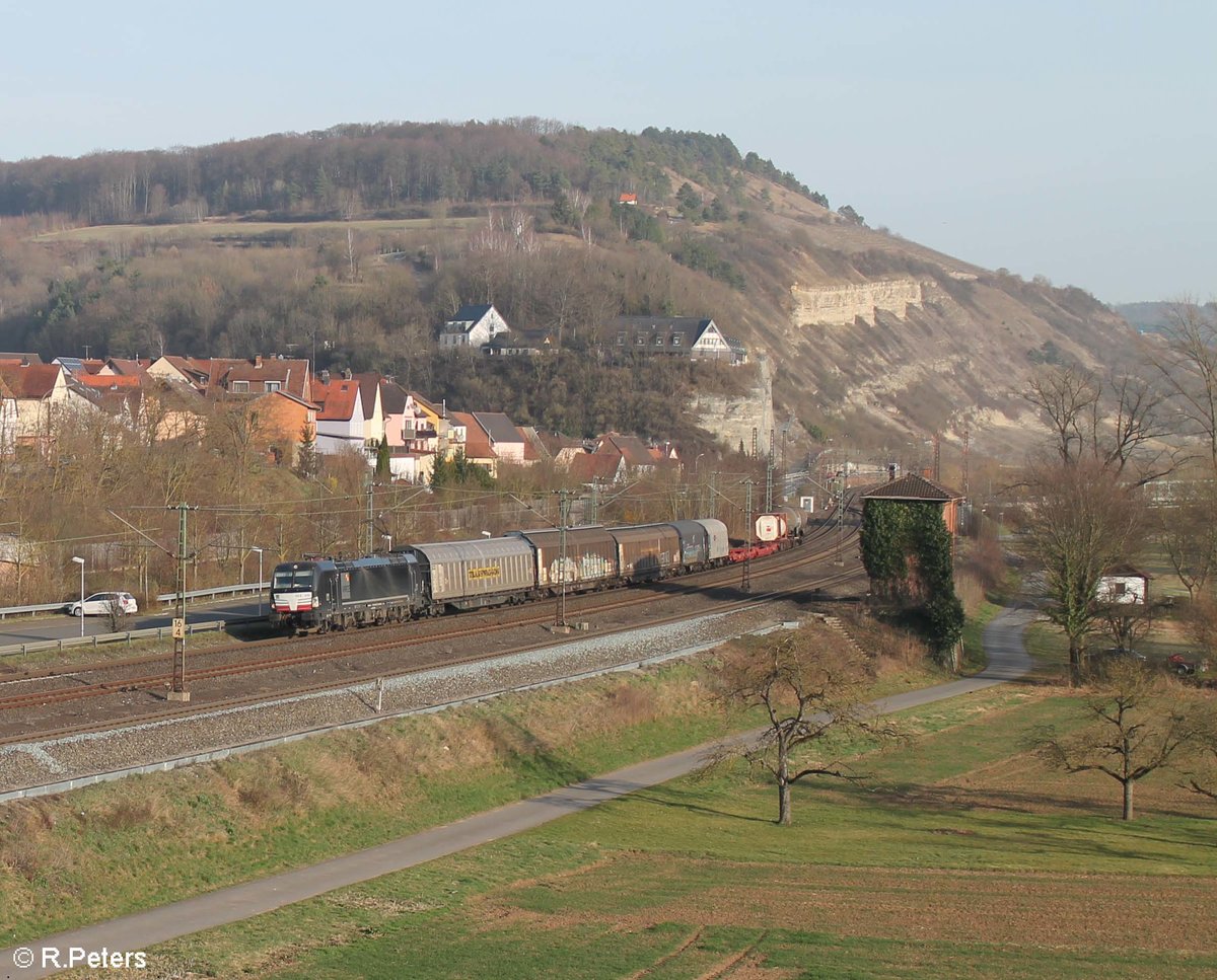 X4E alias 193 613-4 zieht ein Gemischten Güterzug im Diensten der Deutsche Bahn durch Retzbach-Zellingen. 16.03.17