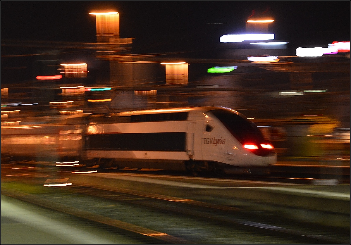Zug grosser Geschwindigkeit in Z�rich Hbf. Oktober 2014.