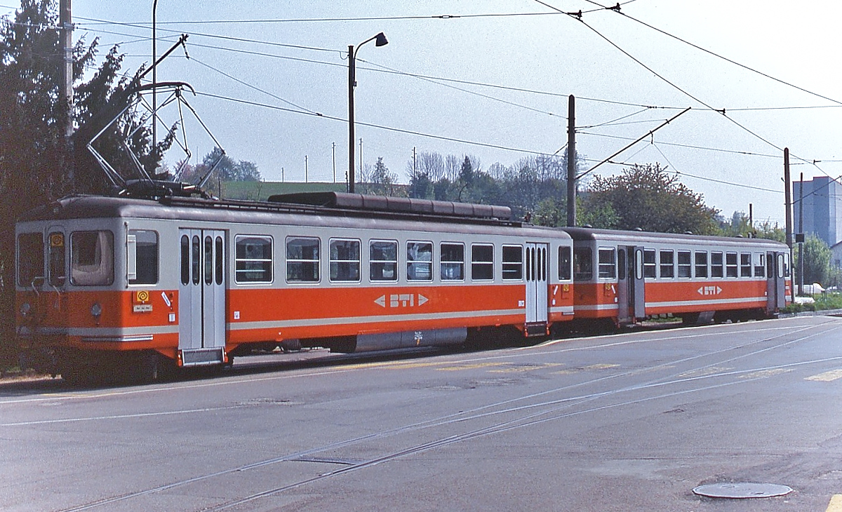 Zum Vergleich mit dem vorherigen Bild eine Aufnahme aus meinem Archiv vom Mai 1980 mit dem Be 4/4 4 der Biel-Täuffelen-Ins-Bahn an der damaligen Endhaltestelle auf dem Bahnhofsvorplatz von  Ins