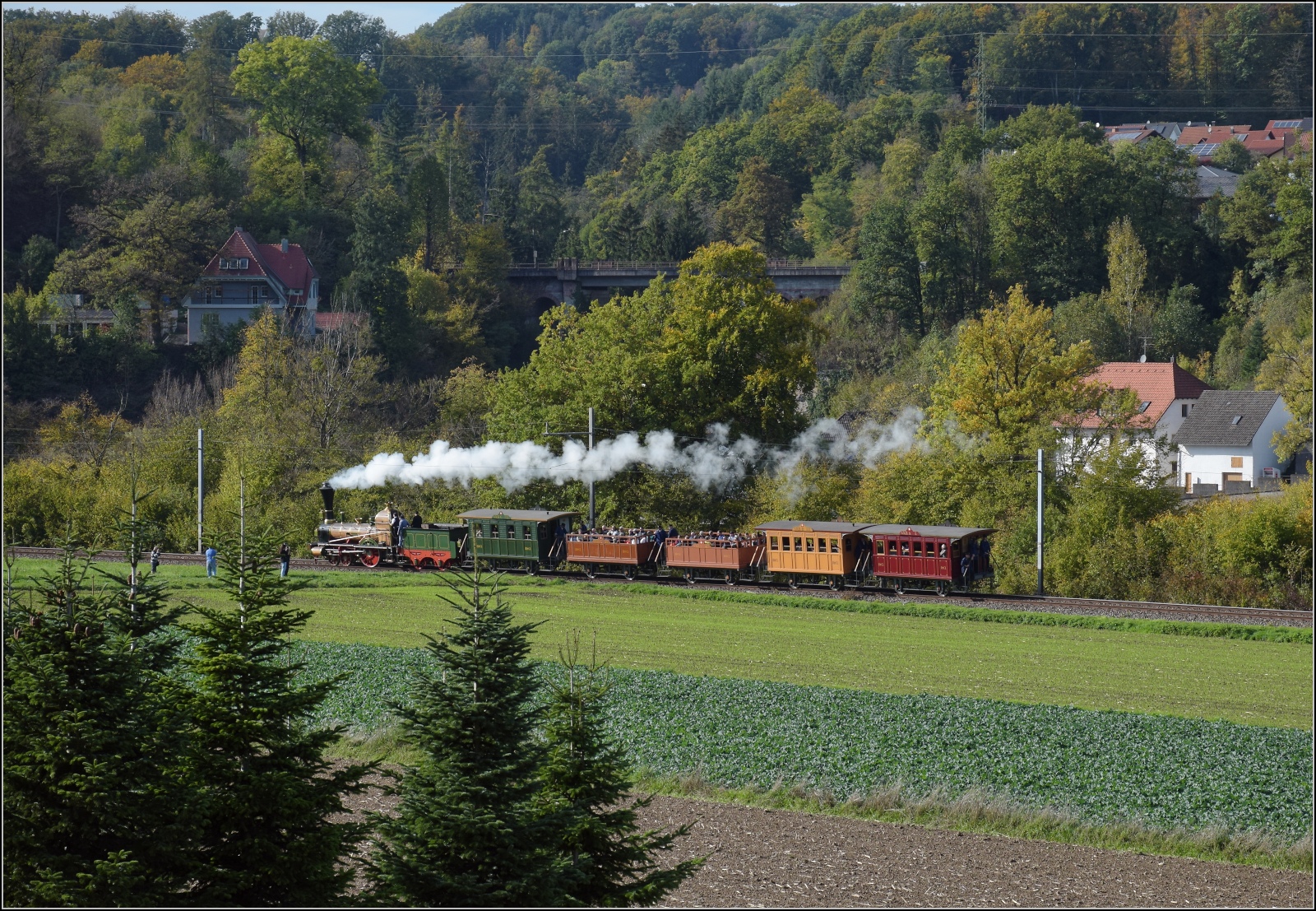 175 Jahre Spanisch-Brötli-Bahn.

Entlang der N13 bei Etzgen. Oktober 2022.