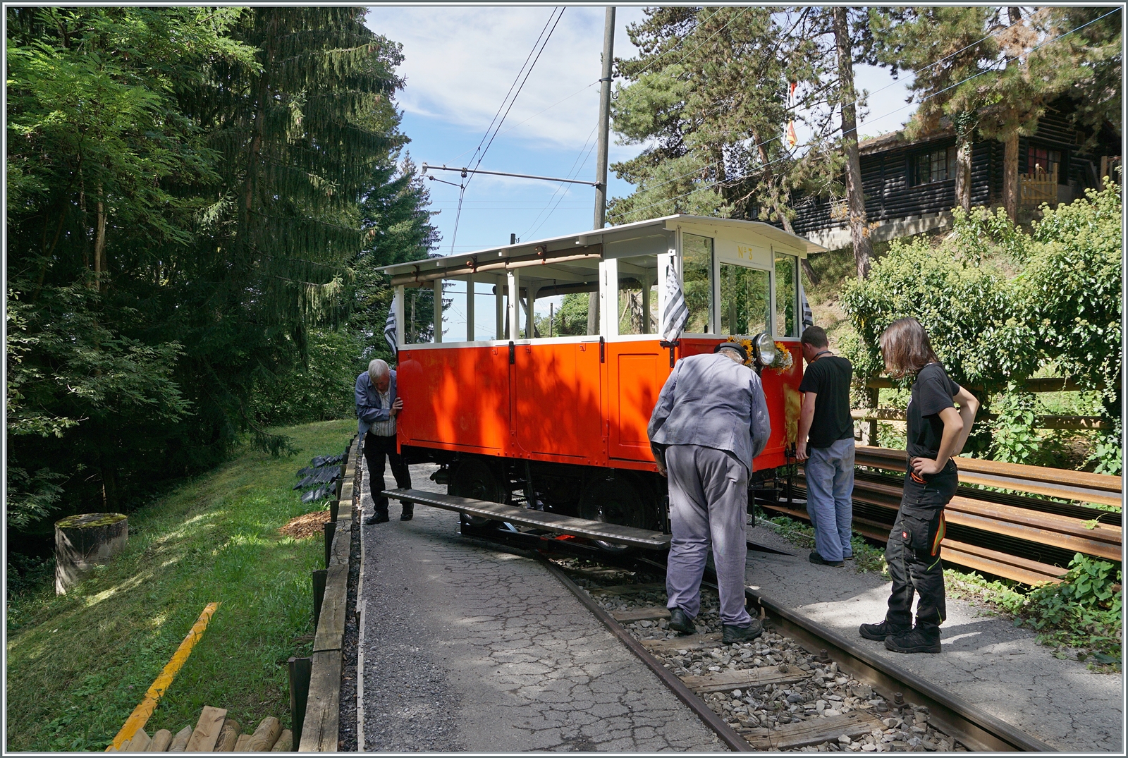 Autour de la voie ferrée / Rund um die eiserne Bahn (Herbstevent 2024) - Der kleine Star des Tages die Dm 2/2 N° 3  Le Biniou  des Réseau Breton (RB) ist nicht nur winzig klein, Le Biniou  hat auch eine  Drehscheibe  mit an Bord, welche das Abdrehen des Dm 2/2 N° 3 an jeder Stelle ermöglicht. Hier wird der Dm zwischen Chantemerle und Vers-chez- Robert für die Rückfahrt nach Blonay um 180° gedreht.

7. Sept. 2024