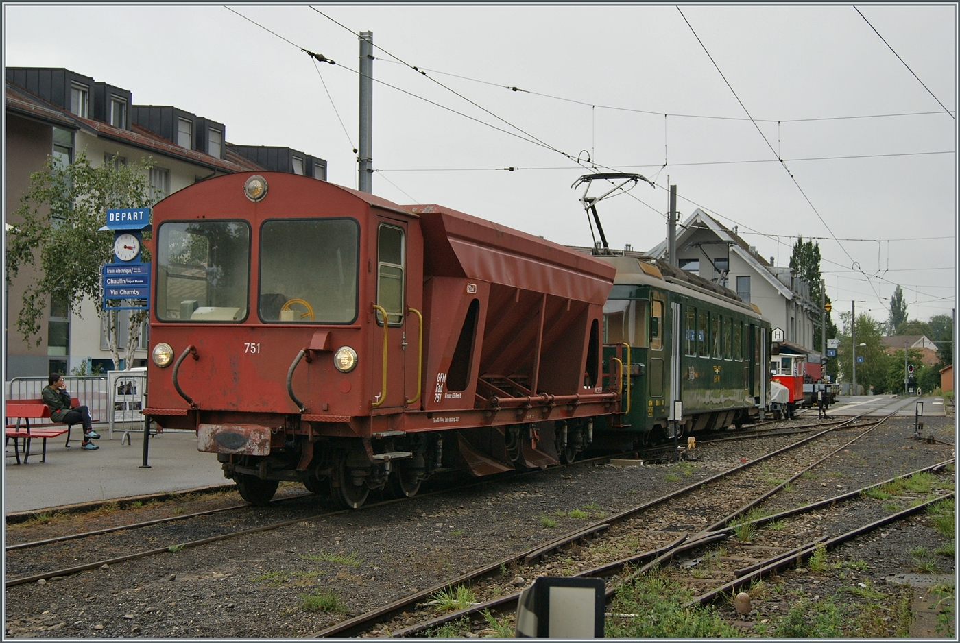 Autour de la voie ferrée / Rund um die eiserne Bahn (Herbstevent 2024) - Für den Kiestransport beschaffte die GFM im Jahre 1972 die beiden Treibwagen mit der Bezeichnung BDe 4/4 141 und 142. Die Triebwagen kamen mit Kieszügen mit einem Steuerwagen zum Einsatz, welcher hier das eigenliche Motiv darstellt. Das Bild entstand in Blonay

7. September 2024