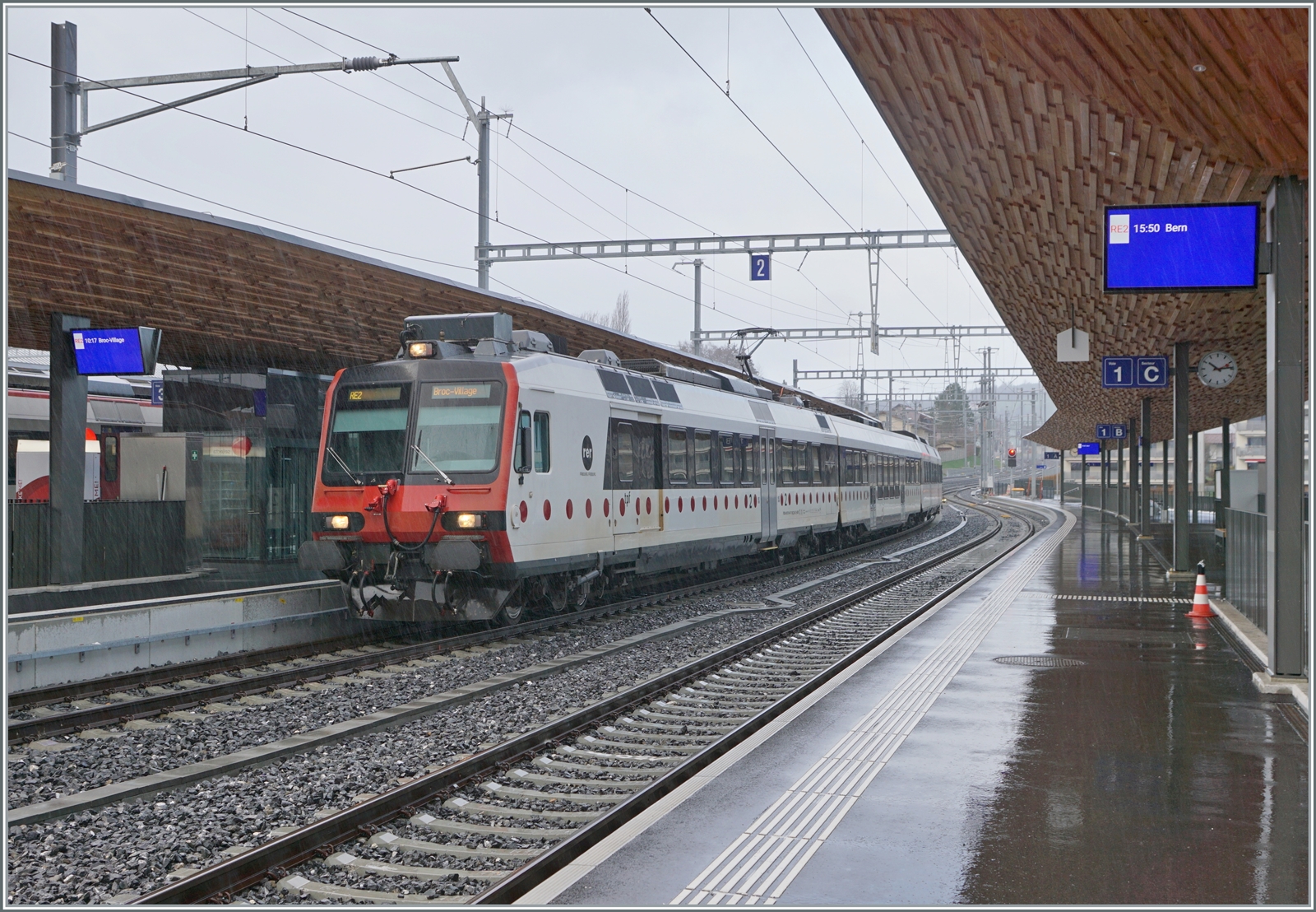 Bei einen interessanten Wetter wartet der von der SBB an die TPF ausgeliehene RBDe 560 Domino auf die Weiterfahrt nach Broc-Village. 

22. Dez. 2022