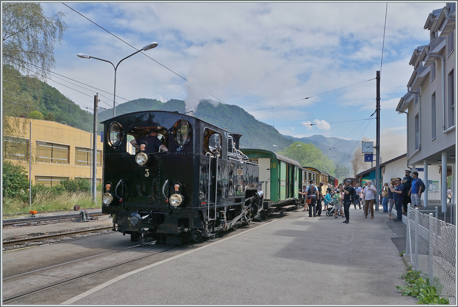 Beim Blonay-Chamby Pfingstfestival 2022 wurde die in Meiningen revidierte BFD HG 3/4 n° 3 offiziell wieder in Betrieb genommen. Hier zeigt sich die glänzen schwarze Lok in Chamby in Blonay. 

6. Juni 2022