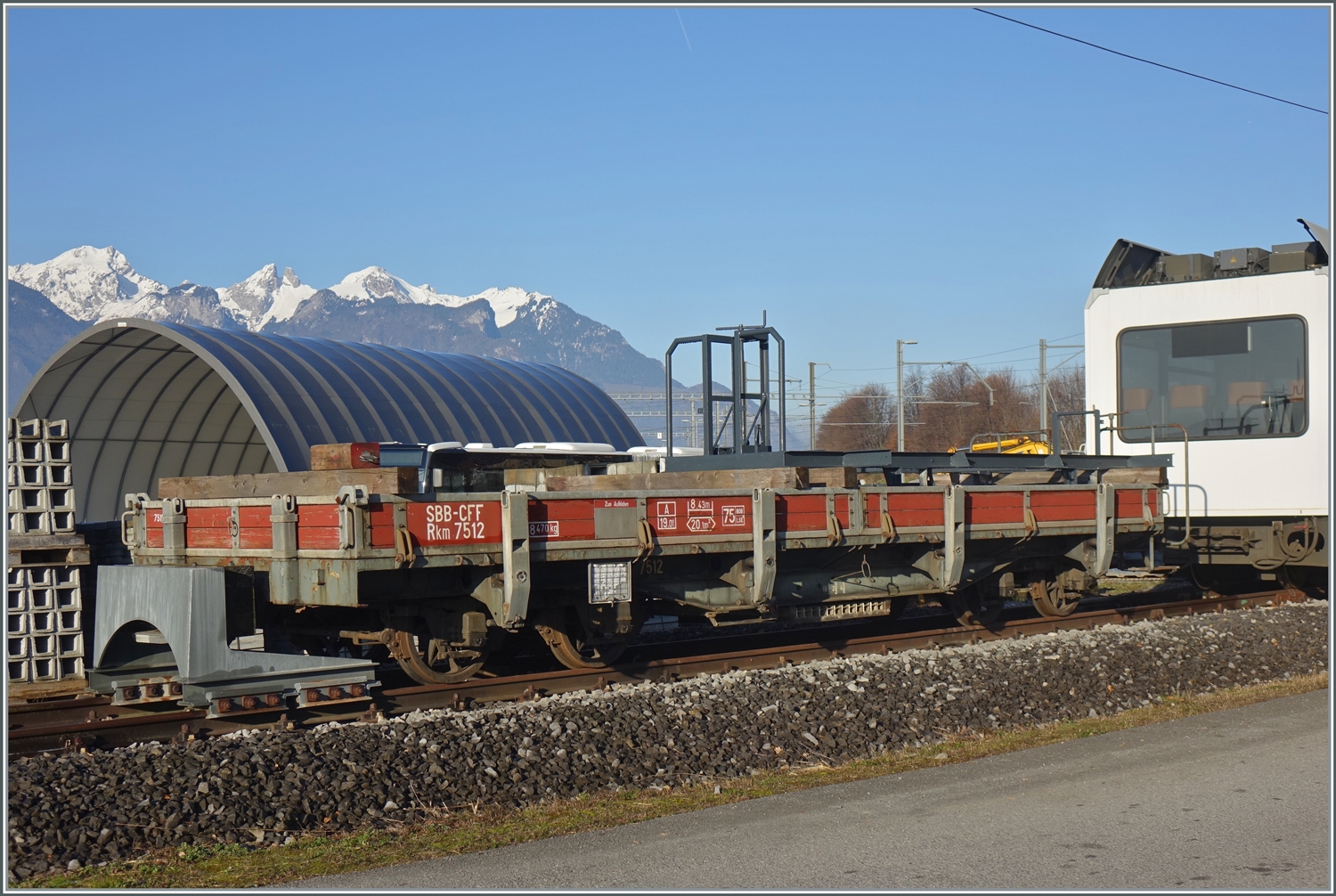 Beim TPC Dépôt steht der SBB-CFF der Rkm 7512, der laut Anschrift auch auf der LSE und BOb zugelassen ist. 

18. Dez. 2023
