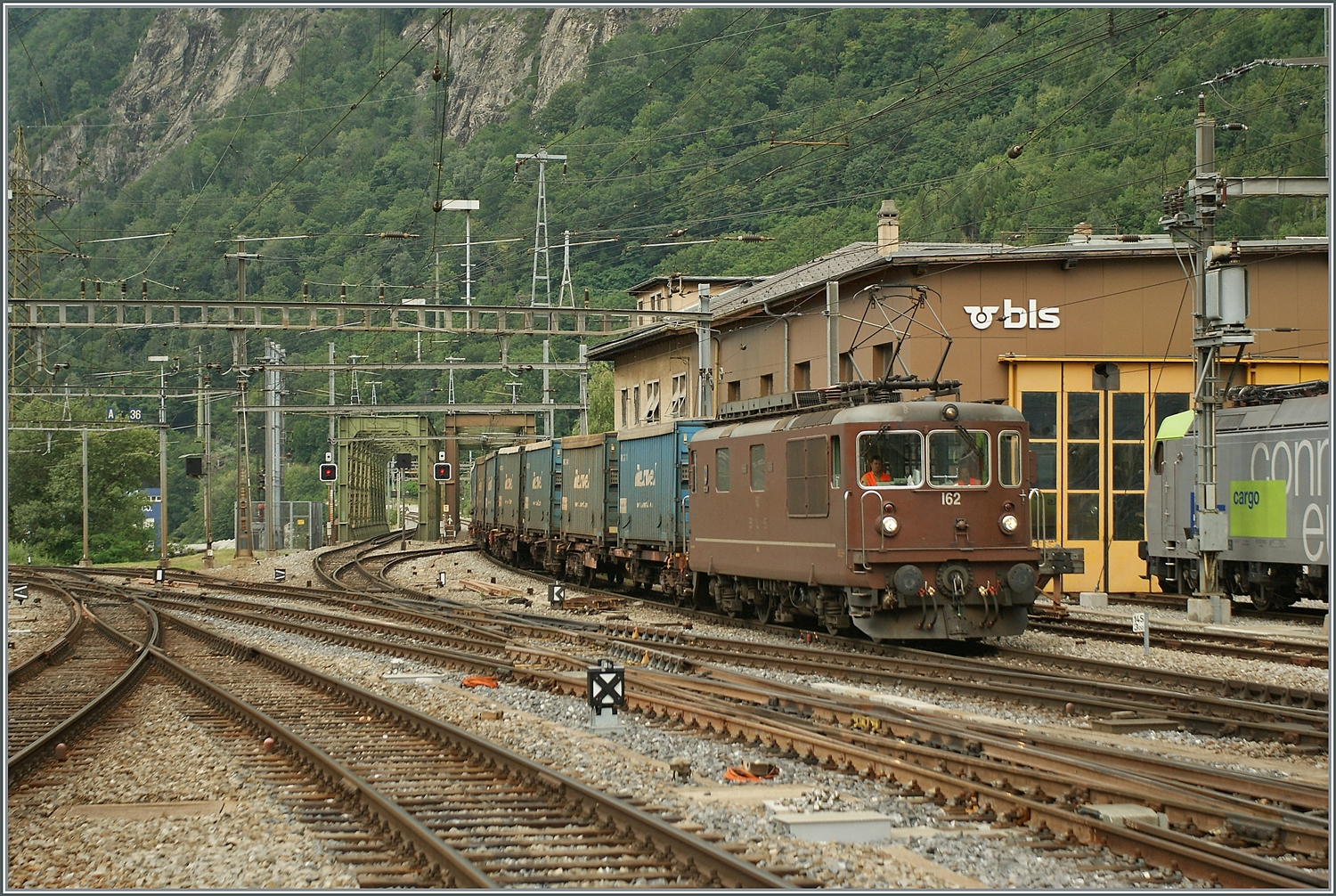 BLS Re 4/4 161- 162  Prototypen 1964, als Ae 4/4 II 261- 262 abgeliefert; die Re 4/4 162  Court  erreicht mit einem Güterzug von der Löschberg Bahn kommend den Bahnhof Brig. 

29. Juni 2011 