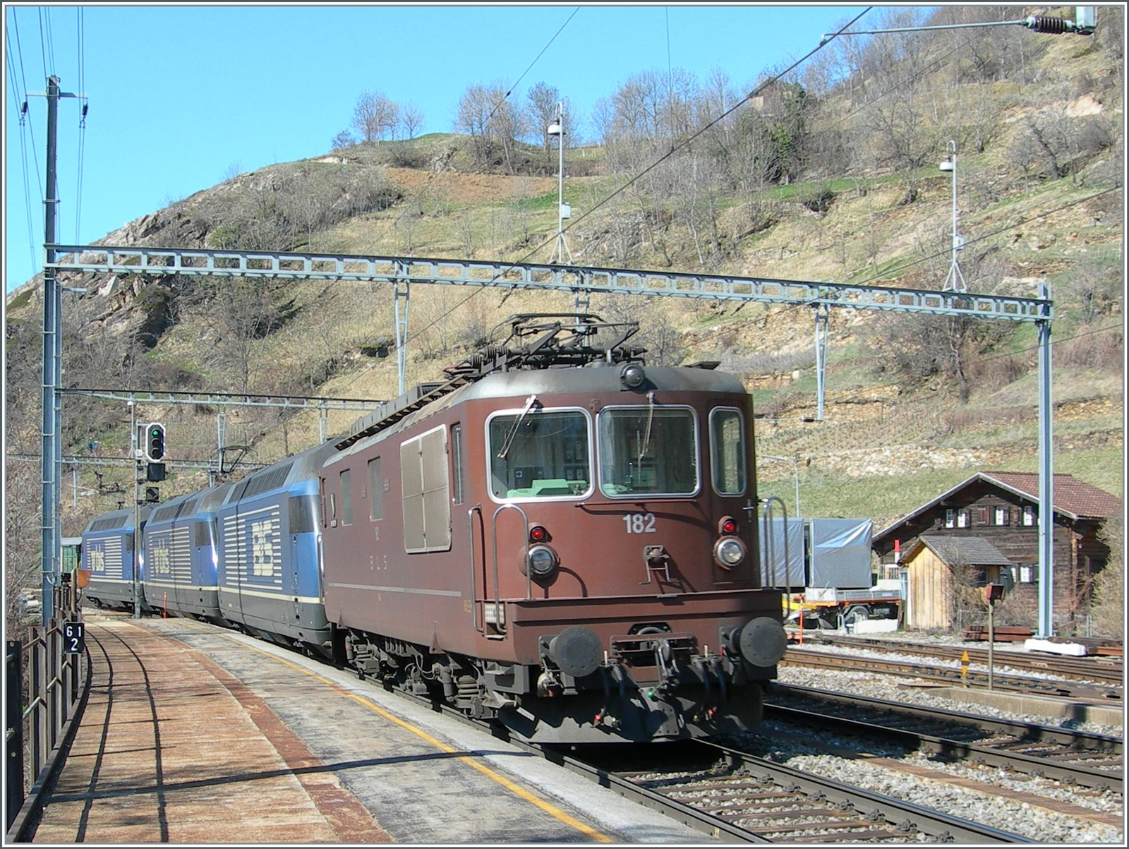 BLS Re 4/4 181 - 189 ab 1974; zwei BLS Re 465 schleppen die Re 4/4 182  Kandergrund  bei Ausserberg in Richtung Norden. 

16. März 2007