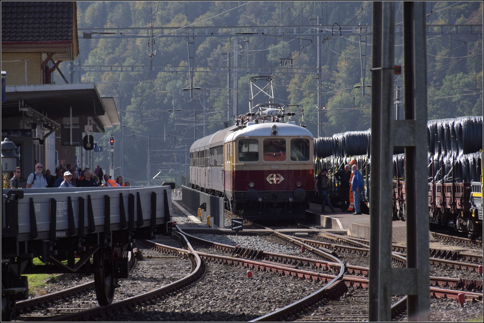 Dampftage Huttwil mit frisch genesenem Bubikopf. 

In Sumiswald-Grünen wartet vor dem Museumszug die Angst- oder Versorgungslok Re 4/4 I 10034 von TEE Classics. Oktober 2023.