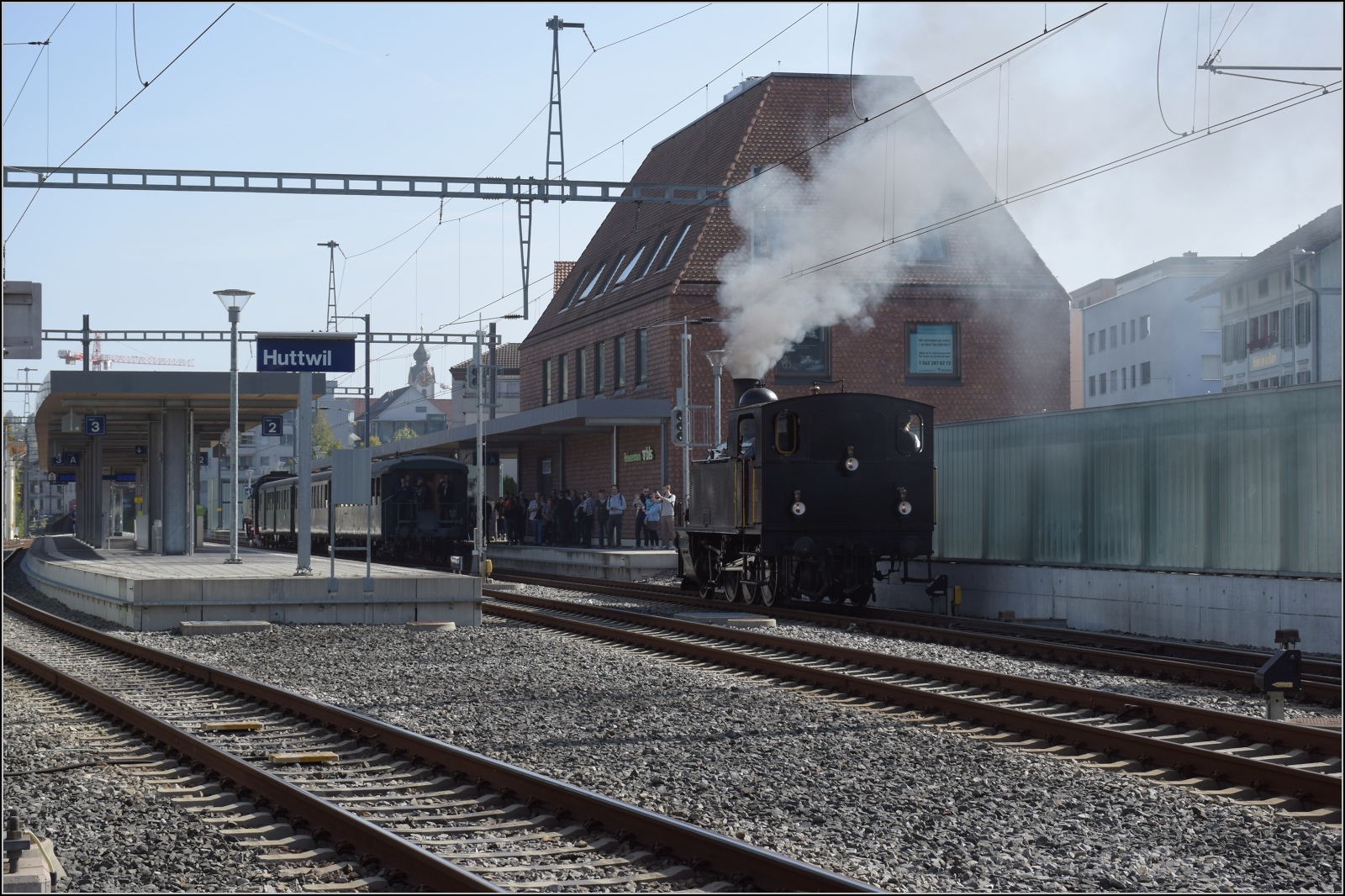 Dampftage Huttwil.

Ed 3/4 2 der Solothurn-M�nster-Bahn rangiert vor den Zug, den kurz zuvor 64 318 brachte. Huttwil, Oktober 2023.