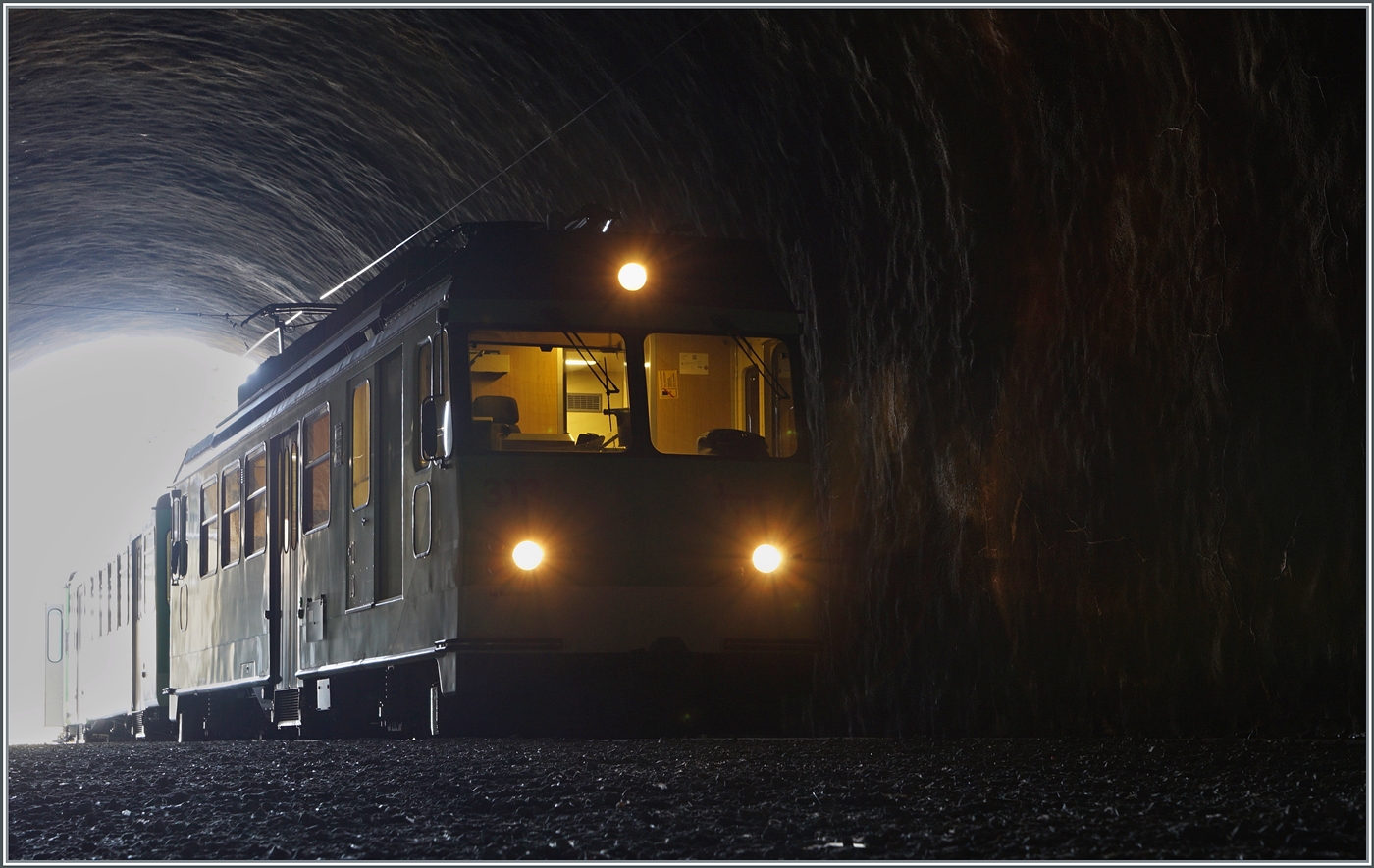 Das gern zitierte Licht am Ende des Tunnels wurde mir beim diese Bild zum Verhängnis und überforderte die moderne Technik, indem es weit heller war als mir lieb war. Trotzdem möchte ich dieses Experiment hier zeigen. Denn wann kann man schon einen Zug im Tunnel fotografieren? Das Bild zeit den TPC A-L BDeh 4/4 313 mit Bt welcher in der Zugsausgangsstation Leysin-Grand-Hôtel auf die Abfahrt als R70 nach Aigle wartet. 

19. Januar 2026