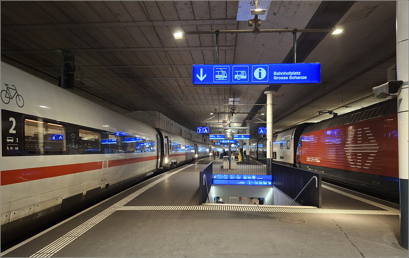 Der Bahnhof Bern - 

Eine kleine Serie mit der Einfahrt eines ICE 4 in den Berner Bahnhof.

Zum Schluss noch ein Blick auf den jetzt auf Gleis 7 stehenden ICE 4, während auf Gleis 8 ein IC auf seine Abfahrt wartet.

07.03.2025
