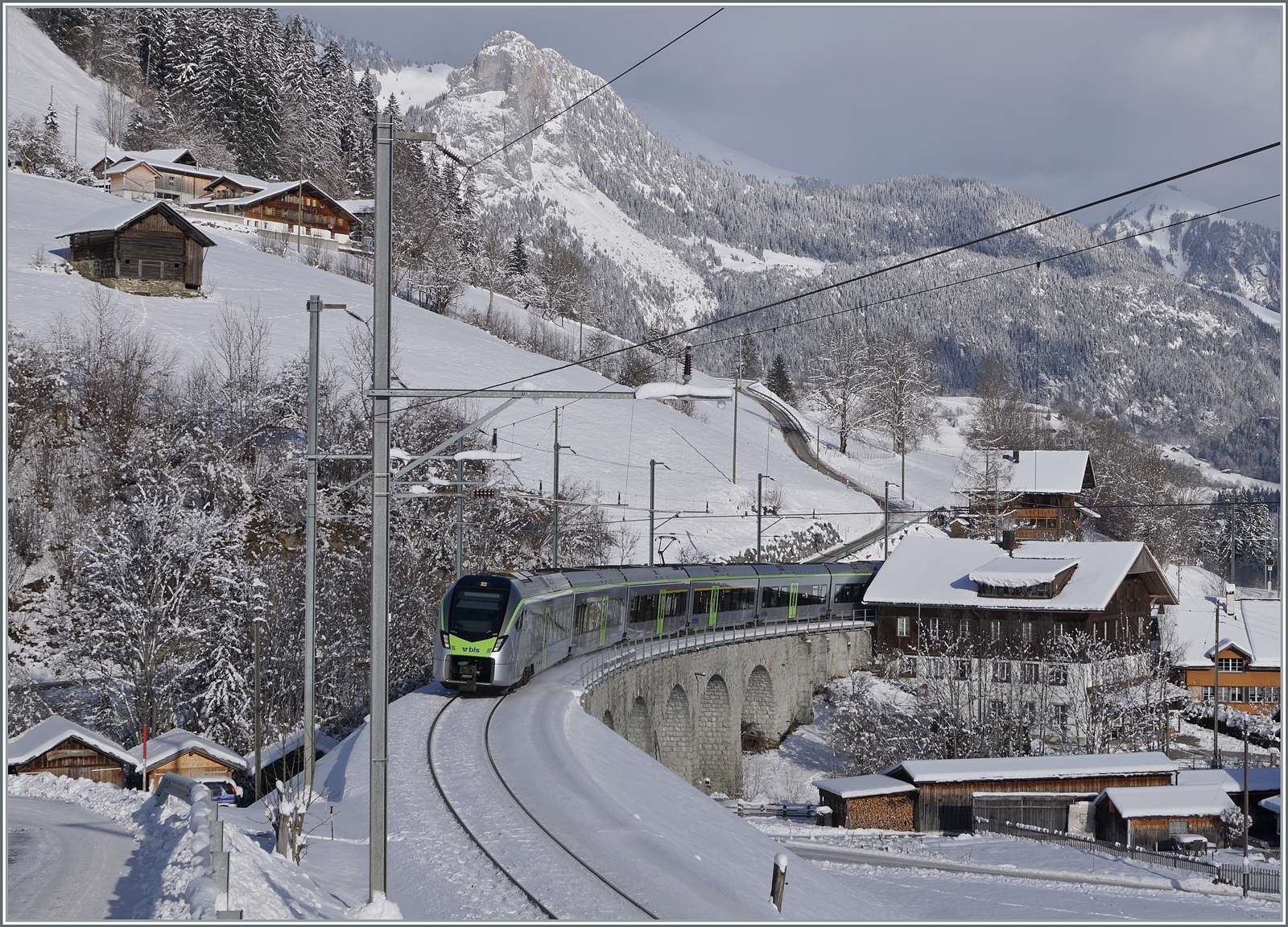 Der BLS MIKA RABe 528 105 ist bei Garstatt auf der Fahrt von Bern nach Zweisimmen. 

20. Januar 2023