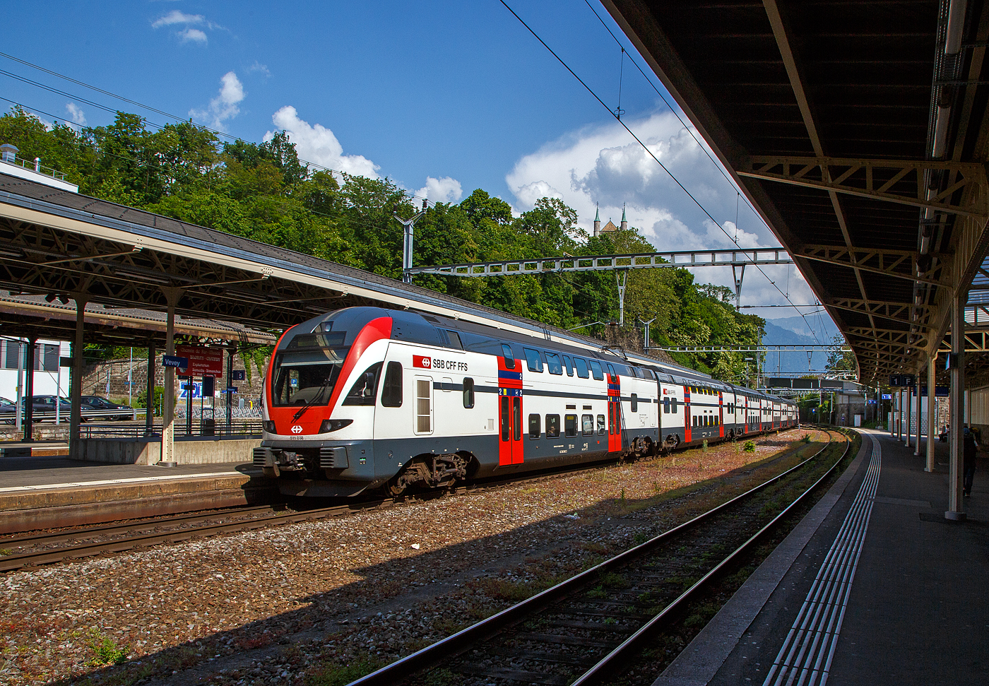 Der SBB RABe 511 038 (94 85 0 511 038-x CH-SBB), ein elektrischer sechsteiliger Doppelstock-Triebzug, vom Typ Stadler KISS bzw. DOSTO, verlässt, als RE 18475 von Annemasse (F) via Genf nach Saint-Maurice VS, am 26.05.2023 den Bahnhof Vevey.