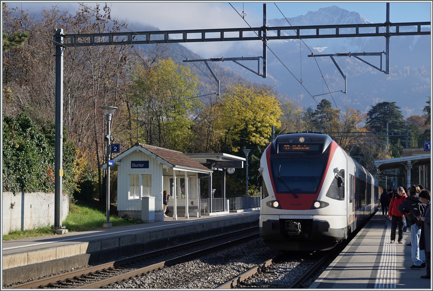 Der SBB RABe 523 029 als S3 nach Vallorbe erreicht Burier. Doch das eigentliche Motiv, ist das hübsche Wartehäuschen auf Gleis 2 welche erfolgreich der Modernisation widerstanden hat.

23. Nov. 2023