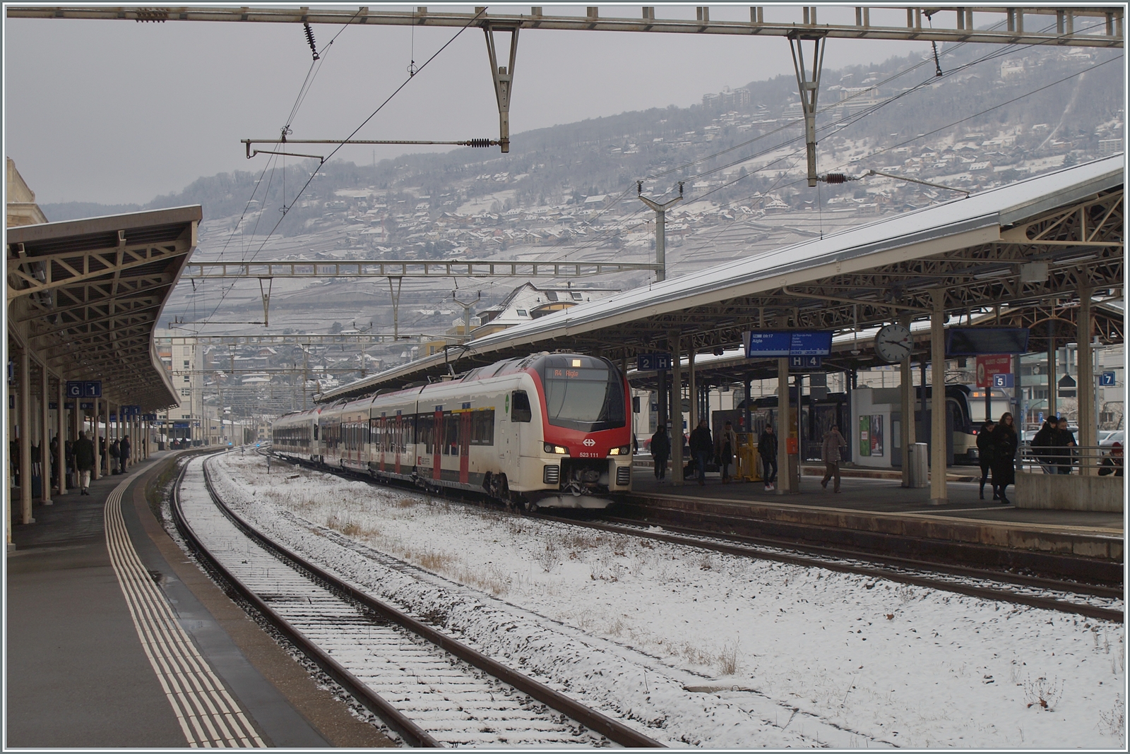 Der SBB RABe 523 111 (Flirt3) ist mit einem Flirt1 als R4 unterwegs und konnte beim Halt in Vevey fotografiert werden. 
Das gemischte Verkehren verschiedener Flirt Generationen funktioniert recht gut und wird auch häufig angewandt. 

10. Jan. 2024
