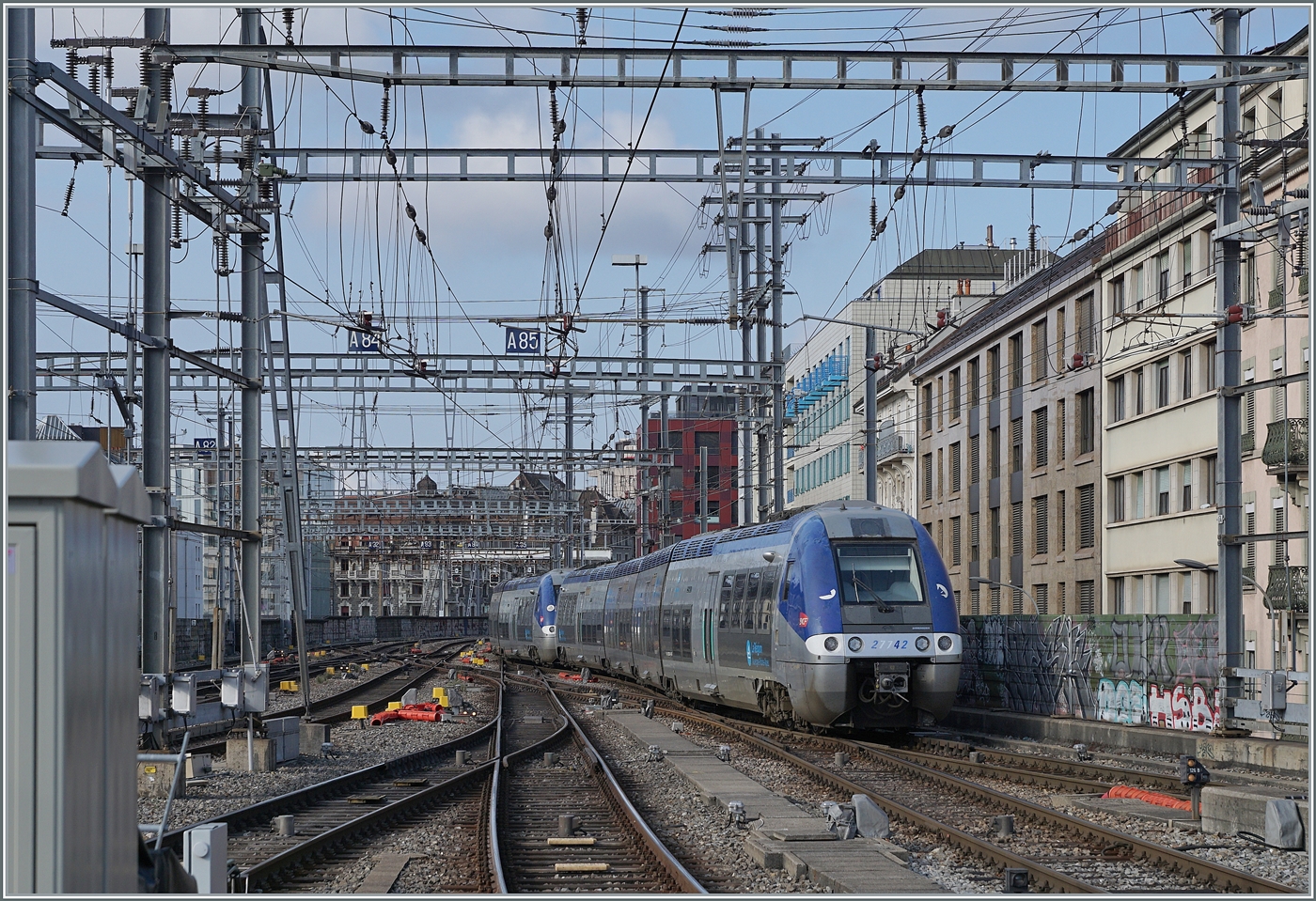 Der SNCF Z 27755 (nicht zu sehen an der Zugspitze) und der Z 27742 (am Schluss des Zuges) verlassen Genève als TER nach Lyon. 

Interessant ist auch ein Blick auf die Fahrleitung und den Schaltposten links im Bild - Während früher der Bahnhof in SBB Wechselstrom 15000 Volt, 16 2/3 Hertz und SNCF Gleichstrom (1500 Volt) Abschnitte geteilt war, können heutzutage etliche Gleise wahlweise mit der einen oder anderen Stromart gespeist werden, wobei der Vollständigkeit halber noch anzumerken ist, dass auf der SNCF Seite heute Wechsel- statt Geleichstrom eingespeist wird (25000 Volt 50 Hertz). 

20. August 2024