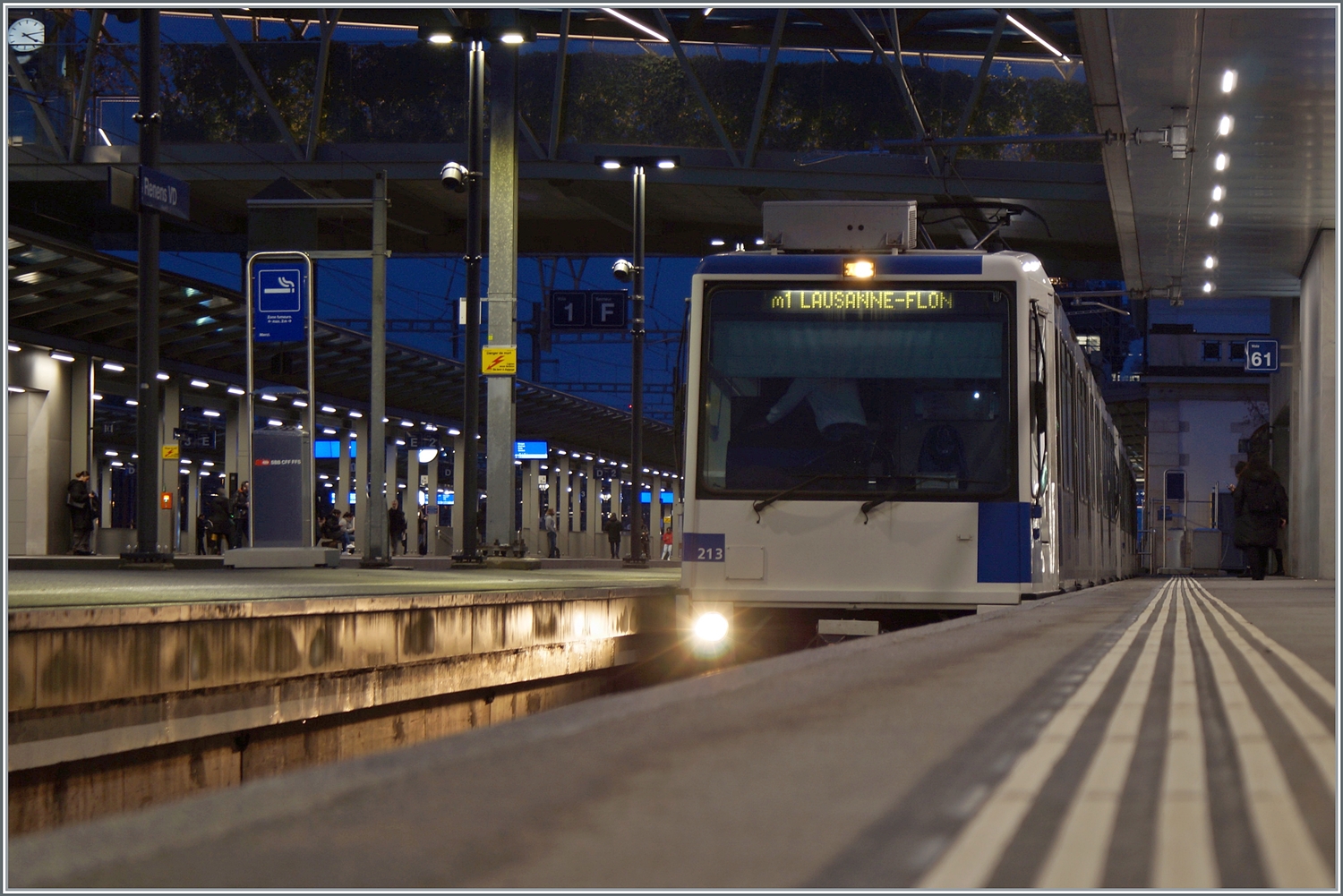 Die beiden Bahnsteige für die TSOL Züge im Renens VD, im Bild, soweit nicht vom Bahnsteig verdeckt, der TL Be 4/6 213. 

14. Dez. 2023