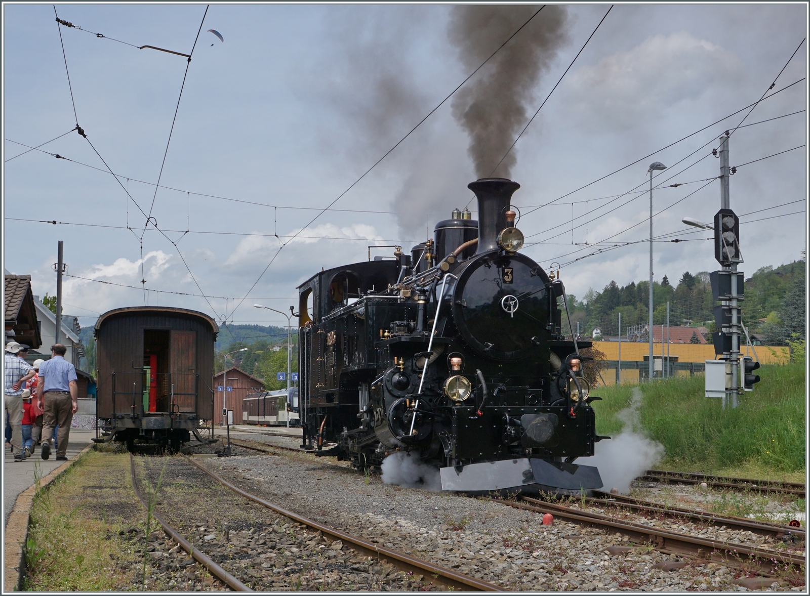 Die HG 3/4 N° 3 rngiert in Blonay, sie ist mit dem ersten Dampfzug der Saison hir eingetroffen und wird ihn nach dem  Umfahren  nach Chaulin zurück führen. 

6. Mai 2023
