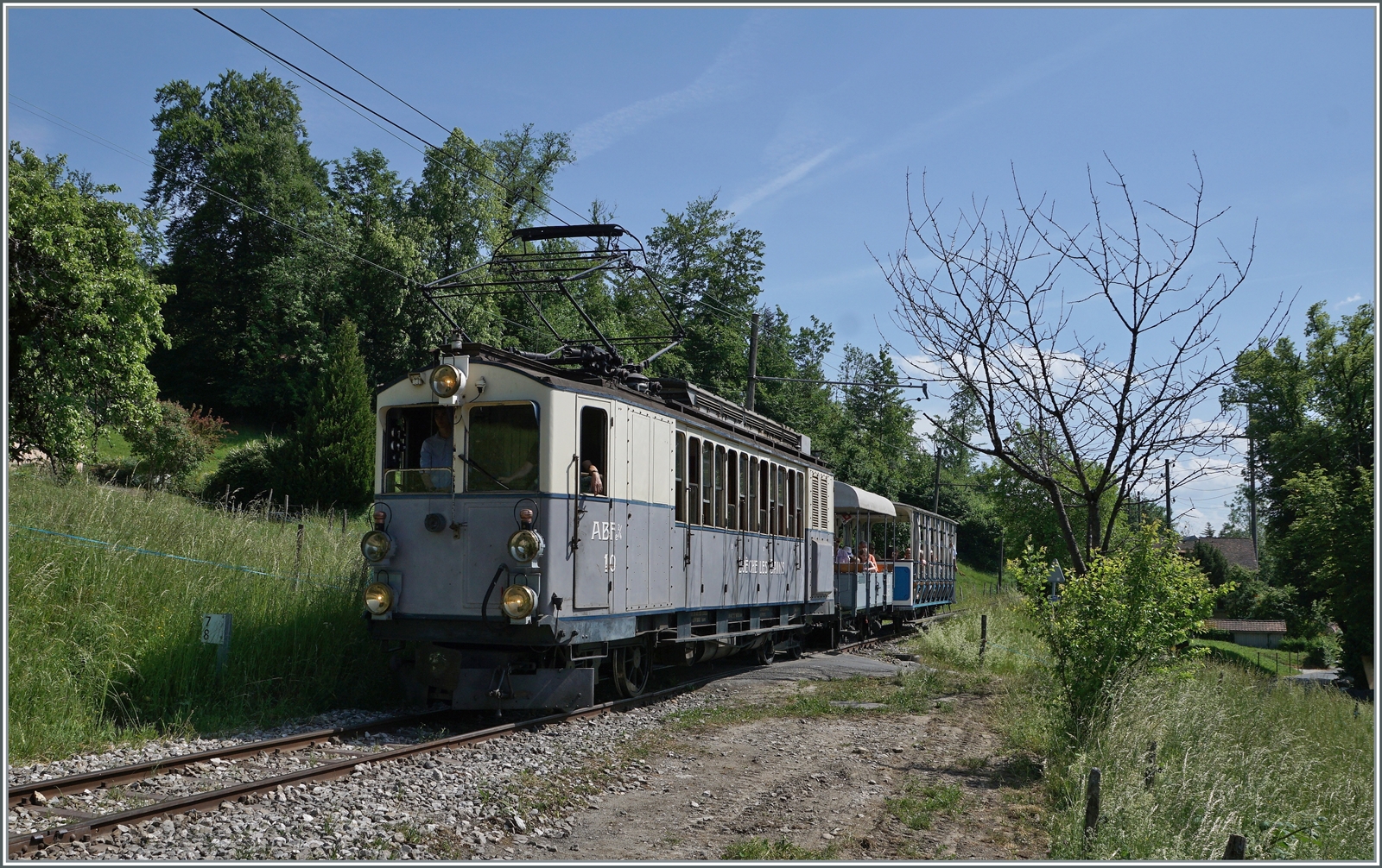 Die Leukerbadbahn (LLB)  ABFe 2/4 erreicht mit ihrem  open-air Zug die Haltstelle Cornaux.

21. Mai 2022