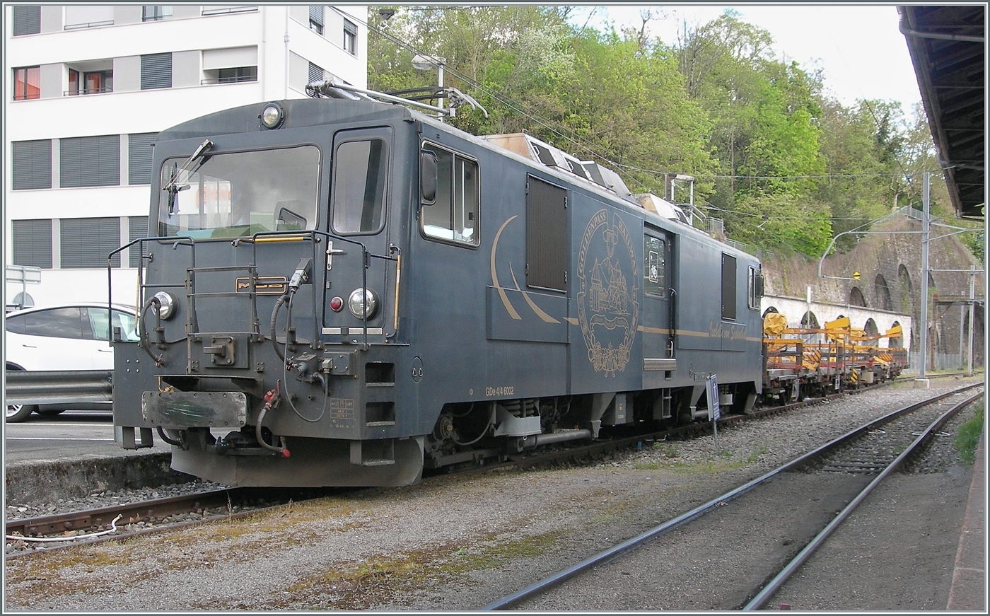 Die MOB GDe 4/4 6002 steht mit einem Dienstwagenzug in Vevey. Die Dienstwagen dienen dem Schienentransport. Es handelt sich um die folgenden Wagen: MOB X 55, X 56, X 57, X 54 und X 53. Da diese Wagen schon ein beträchtliches Alter aufweisen, ist zu befürchten, dass der ganze Zug hier auf die Verschrottung wartet. 

12. April 2025