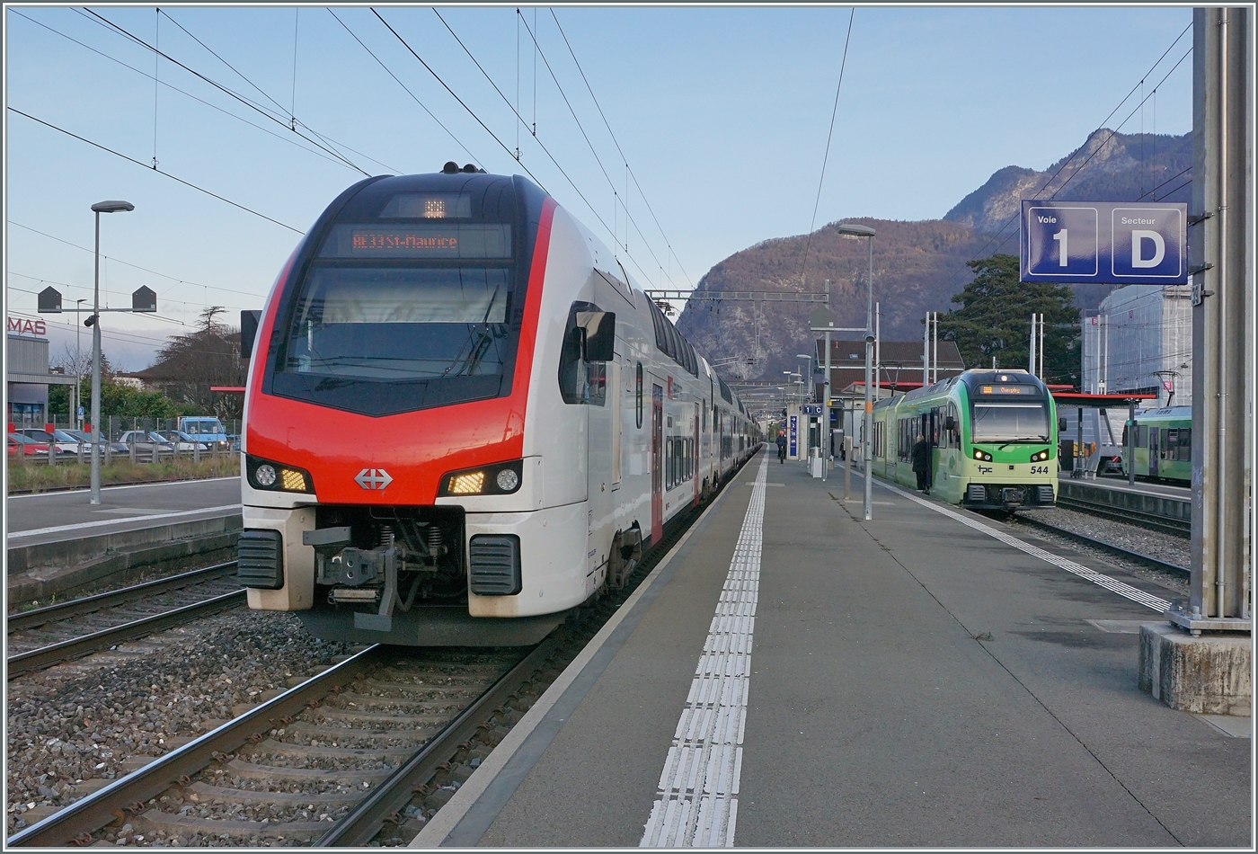 Die neune SBB RABe 512 welche als RE 33, R1 und R2 nun auf der  Simplonstrecke  verkehren bringen, da sie neu sind, Abwechslung ins Betriebsgeschehen, dominieren aber den Verkehr doch recht stark, so dass wohl Bald der Neuheitsbonusverflogen sein wird. Positiv zu den RABe 512 ist bemerken, dass sie doch wesentlich komfortabler als die Vorgänger RABe 511 sind. 
Das Bild zeigt einen SBB RABe 512 als R33 nach St-Maurice beim Halt in Aigle. 

19. Nov. 2025