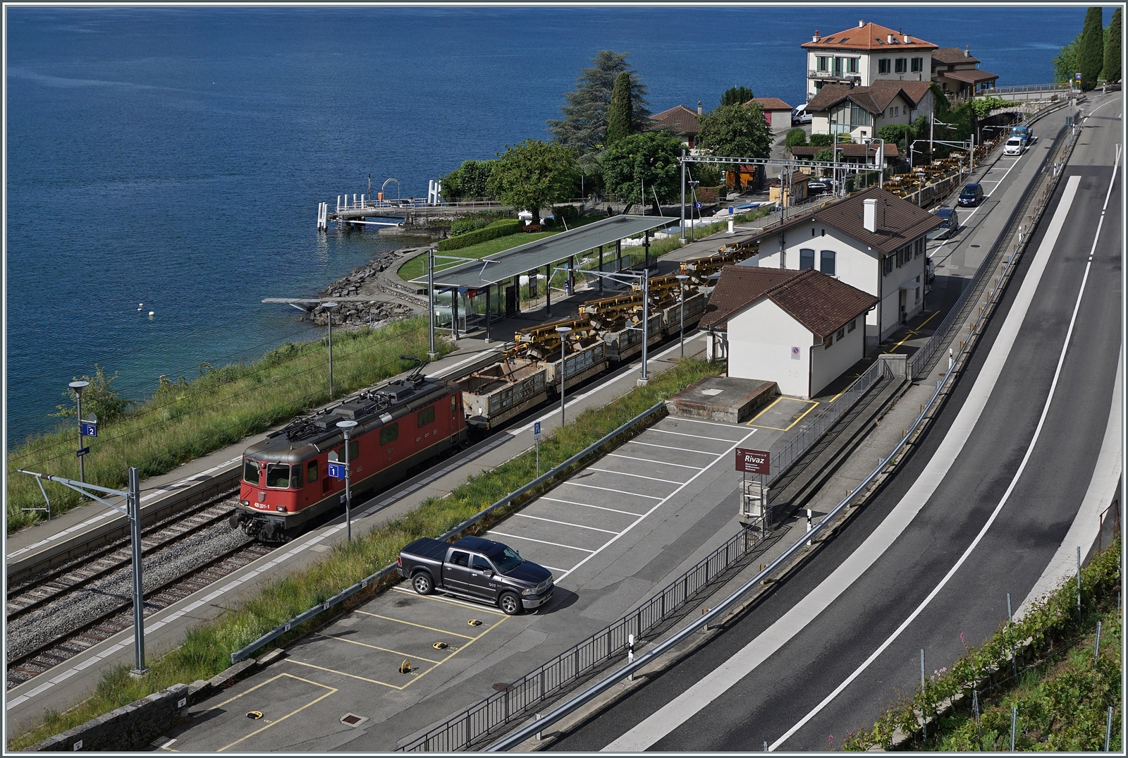 Die SBB Re 4/4 II 11331 (Re 420 331-1) fährt mit einem Güterzug durch den Bahnhof von Rivaz der eigentlich durch den Wegfall der Weichen nur noch eine Haltestelle ist.

28. Mai 2024