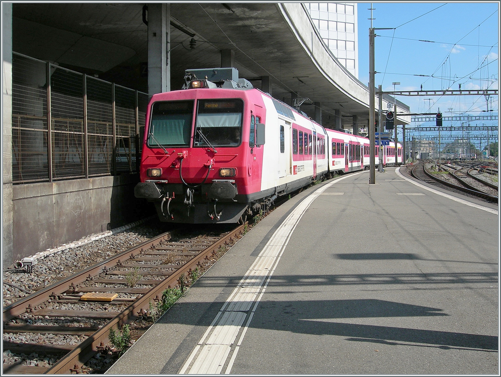 Doch das schönste Bild gelang mir während der Nachmittagskaffepause: Der ehemalige Travys RBDe 560 384, der jetzt als RBDe 560 DO 94 85 7 560 384-0 CH-SBB mit dem B NPZ DO 50 85 29-43 384-1 CH-SBB und dem ABt NPZ DO 50 85 29-43 984-6 CH-SBB erreicht als R9 24958 von Kerzers kommend das Gleis 70 in Lausanne. 

24. Aug. 2024