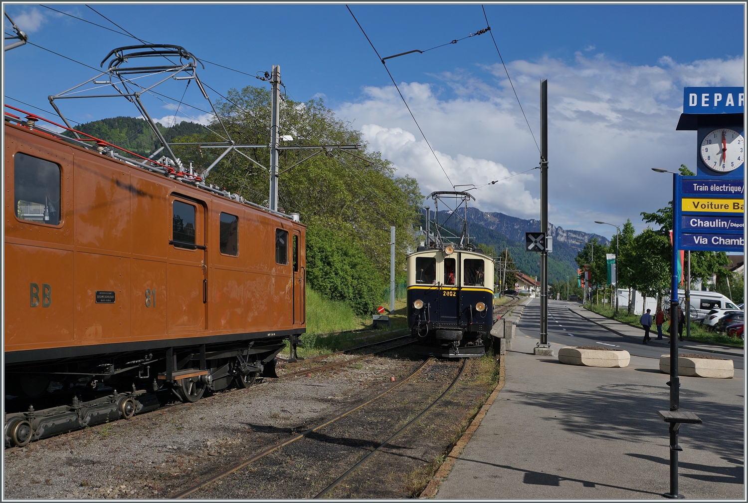 Festival Suisse de la vapeur 2024 / Schweizer Dampffestival 2024 der Blonay-Chamby Bahn - und da wird vorwiegend gedampft, aber eben nur  vorwiegend : So kommen auch E-Loks und Triebwagen zum Einsatz: in Blonay wartet die RhB Ge 4/4 81 mit ihrem Extrazug von Vevey nach Chaulin auf den Gegenzug, der mit dem MOB DZe 6/6 2002 gerade ankommt.

19. Mai 2024