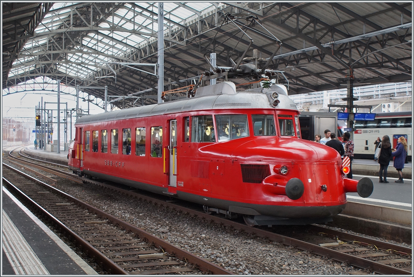 Für eine Extrazugfahrt von Rail One (l'emission ferroviarie suisse) konnte der SBB Historic Rote Pfeil RAe 2/4 1001 mit der UIC Nummer 094 85 75-91 001-3 in Lausanne bewundert werden. 17. Januar 2026 