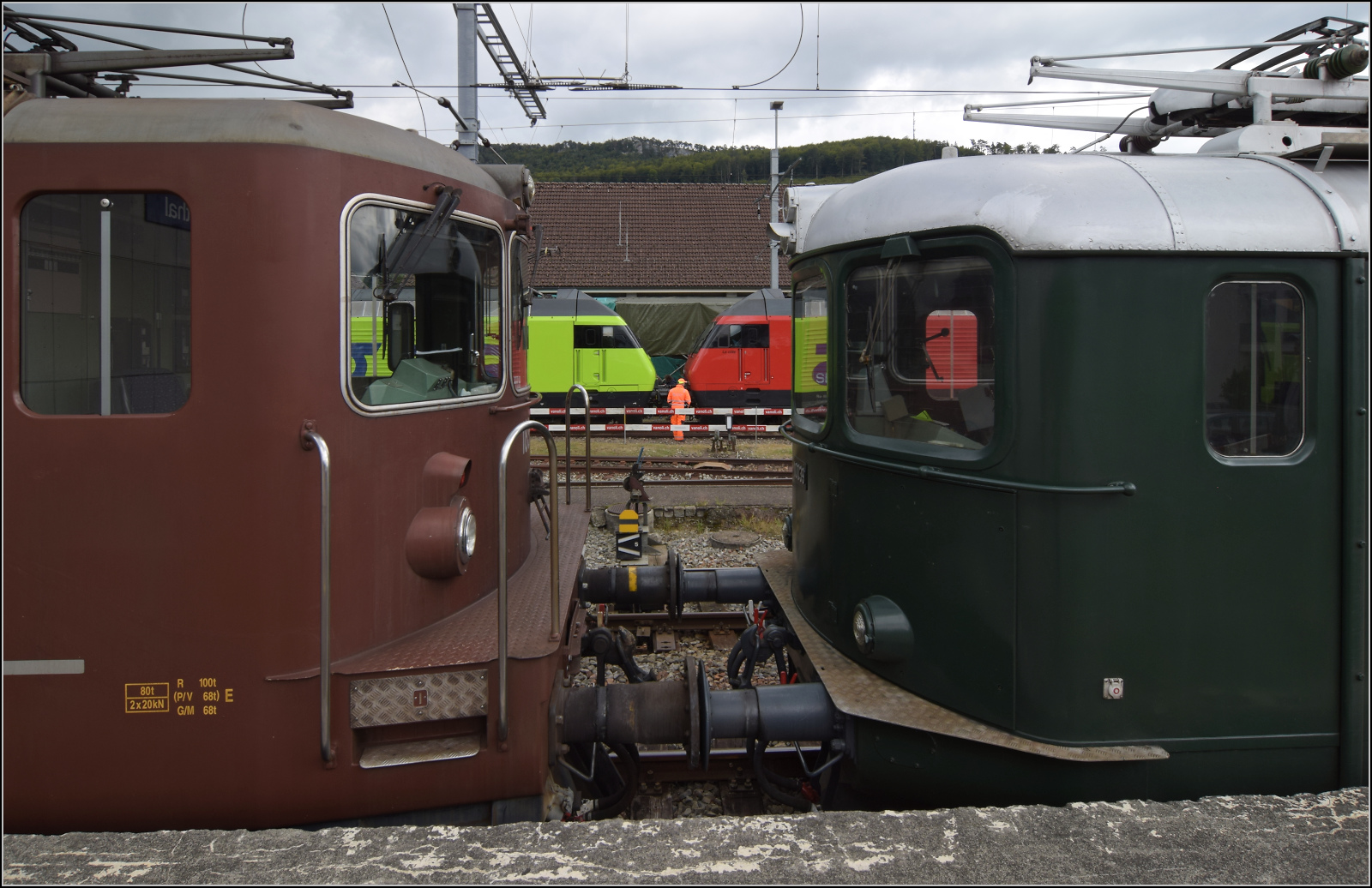 Grosses BoBo-Treffen in Balsthal - Prolog.

60 Jahre Re 4/4 II in der Schweiz, das musste mit einem Fest gewürdigt werden. Die OeBB nahm sich der Aufgabe an und so strömte man zum rundum gut kuratierten Fest nach Balsthal und in die Klus. Dieses Bild zeigt mit Vorgänger, Nachfolgern und Analogon, dass man Vertreter von fast allen Schweizer BoBo-Spielarten nach Balsthal gebracht hat. Von links Re 4/4 183 der BLS, Re 465 011 'Wisenberg', Re 460 058 'La Côte' der SBB und Re 4/4 I 10039 der SBB.

Oensingen, September 2024.