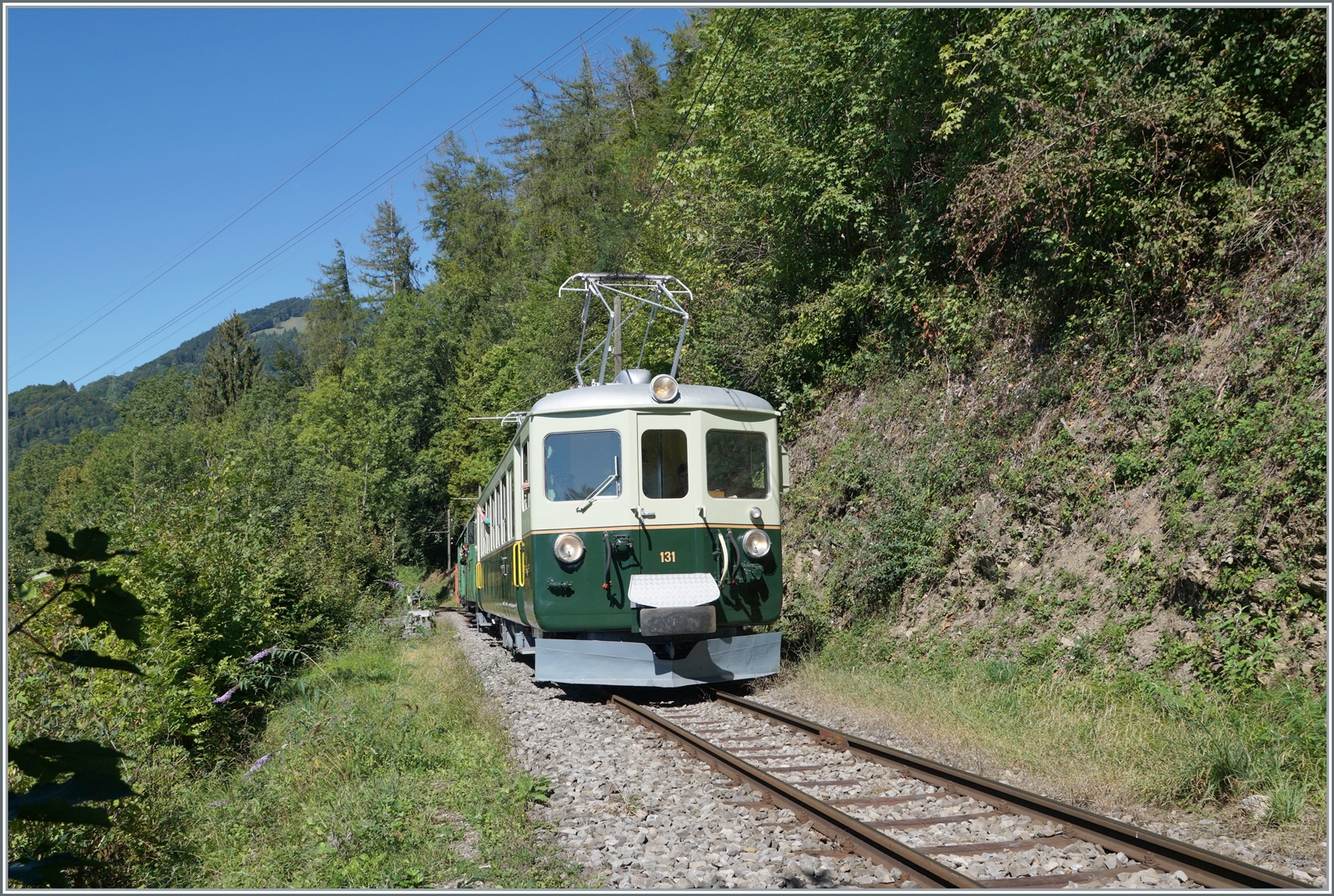  Il était une fois... les années 40 / Es war einmal: die 40er Jahre  - Eine Reise in die Vergangenheit, mit dem damals neuen GFM Ce 4/4 131 (Baujahr 1943 - heute GFM Historique) auf dem Weg nach Chamby bei Chaulin.

11. September 2022