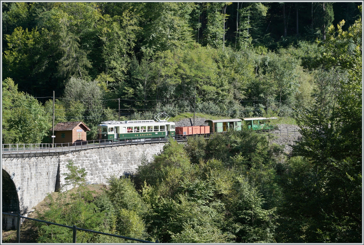  Il était une fois... les années 40 / Es war einmal: die 40er Jahre  - Eine Reise in die Vergangenheit, mit dem damals neuen GFM Ce 4/4 131 (Baujahr 1943 - heute GFM Historique) auf dem Weg nach Blonay bei Vers-Chez-Robert. 

11. September 2022