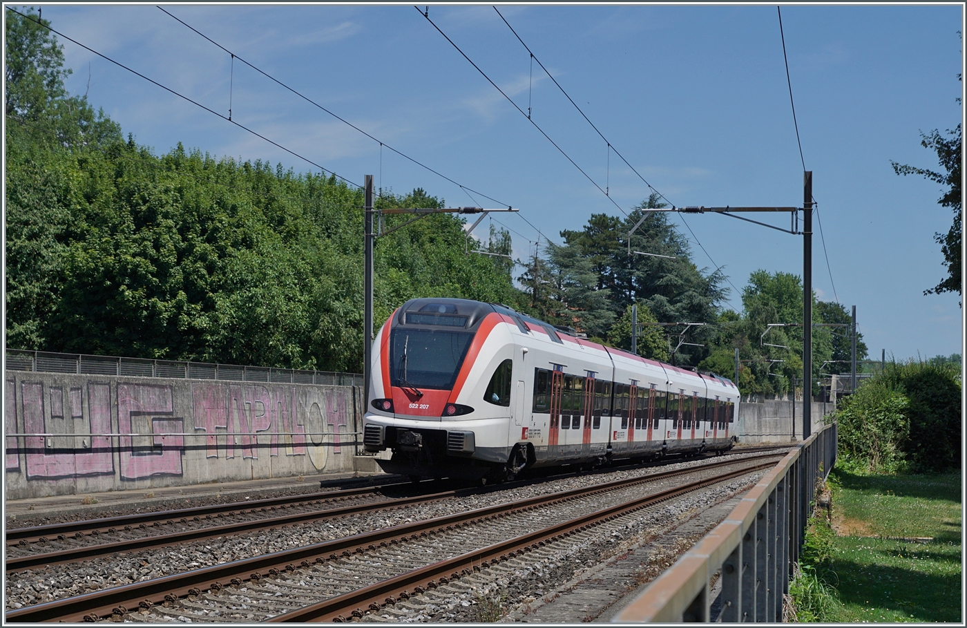 In Concise auszusteigen hat den Vorteil, dass man recht schnell an der Strecke 210 zu interessanten Fotostelle kommt, wie hier westlich des Bahnhofes zu sehen. Im Bild der SBB RABe 522 207 als R13 von Yverdon nach Biel/Bienne. 

5. Juli 2025