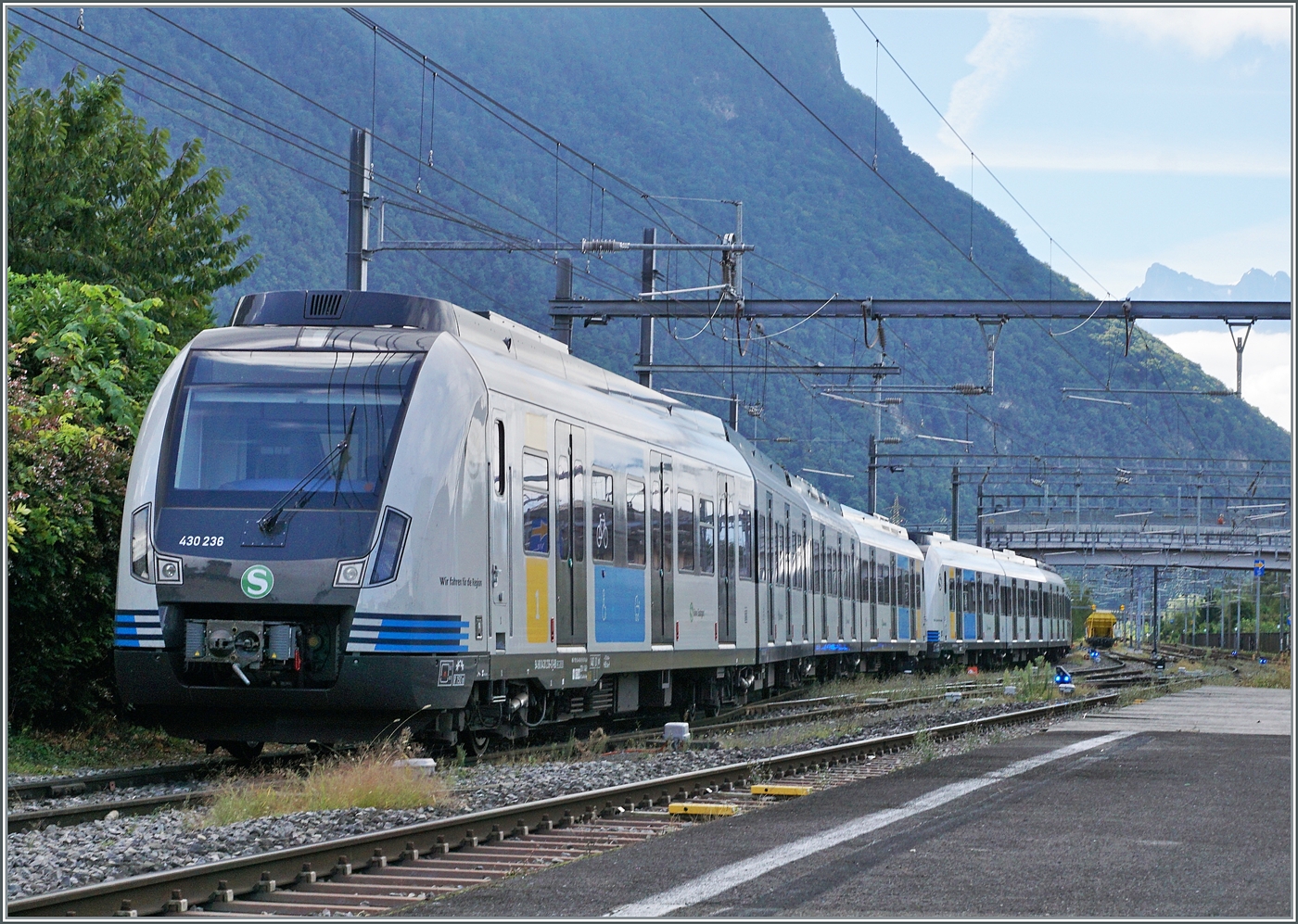 In Villeneuve werden die beiden Stuttgarter S-Bahn Triebwagen 430 236 und 727 langsam ins Alstom Werk Villeneuve rangiert.

6. Sept. 2024