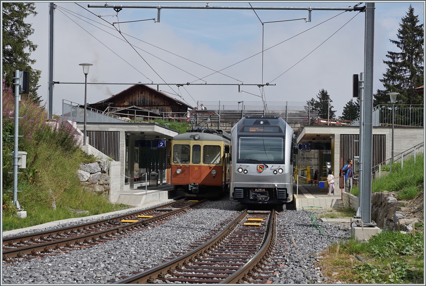 In Winteregg kreuzen sich der neue Be 4/6 101  Eiger  auf der Fahrt nach Mürren und der Be 4/4 31  Lisi  unterwegs von Mürren nach der Grütschalp .

8. August 2024