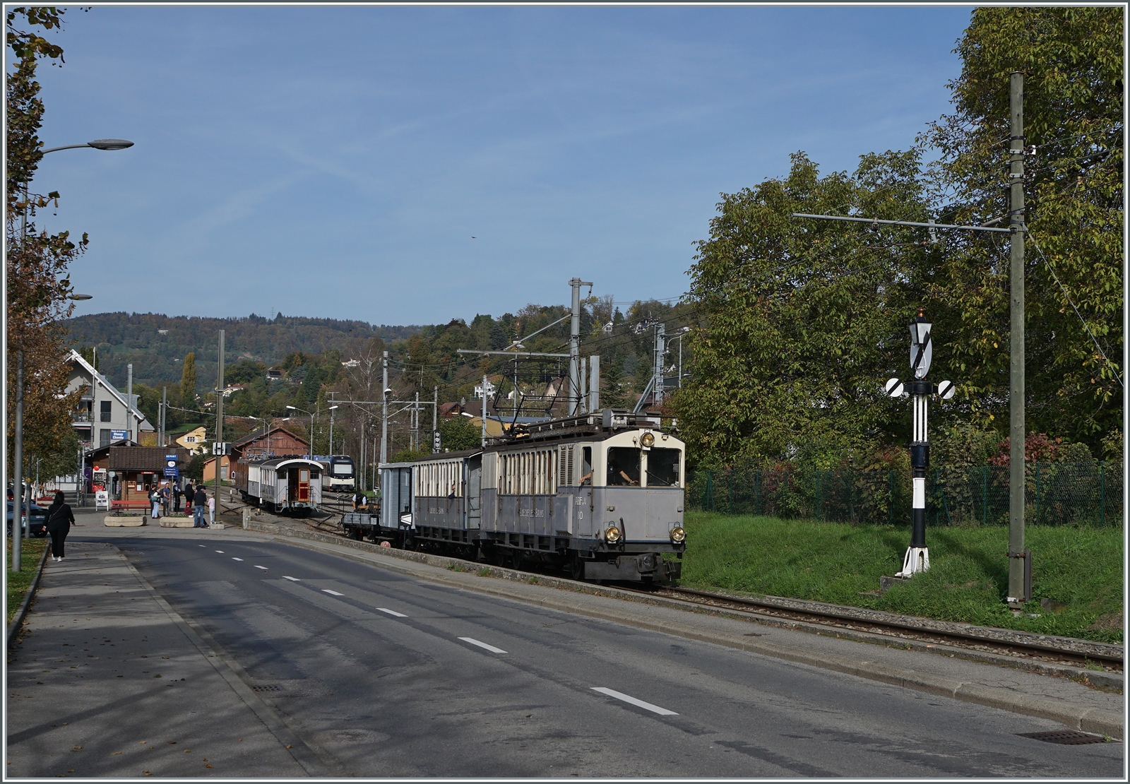  La DER de la Saison!  (Saisonabschlussfeier der Blonay-Chamby Bahn 2022):  ein wunderschöner LLB Zug verlässt Blonay in Richtung Chamby: LLB ABFe 4/2 10 (1914), LLB BC4 N° 22 (1915), LLB K 40 (1915) und LLB M 51 (1915). Im Hintergrund ist die Ge 4/4 81 mit ihrem Zug aus Chaulin zu sehen, die unmittelbar vor der Abfahrt des LLB in Blonay eingetroffen ist. 

29. Okt. 2022