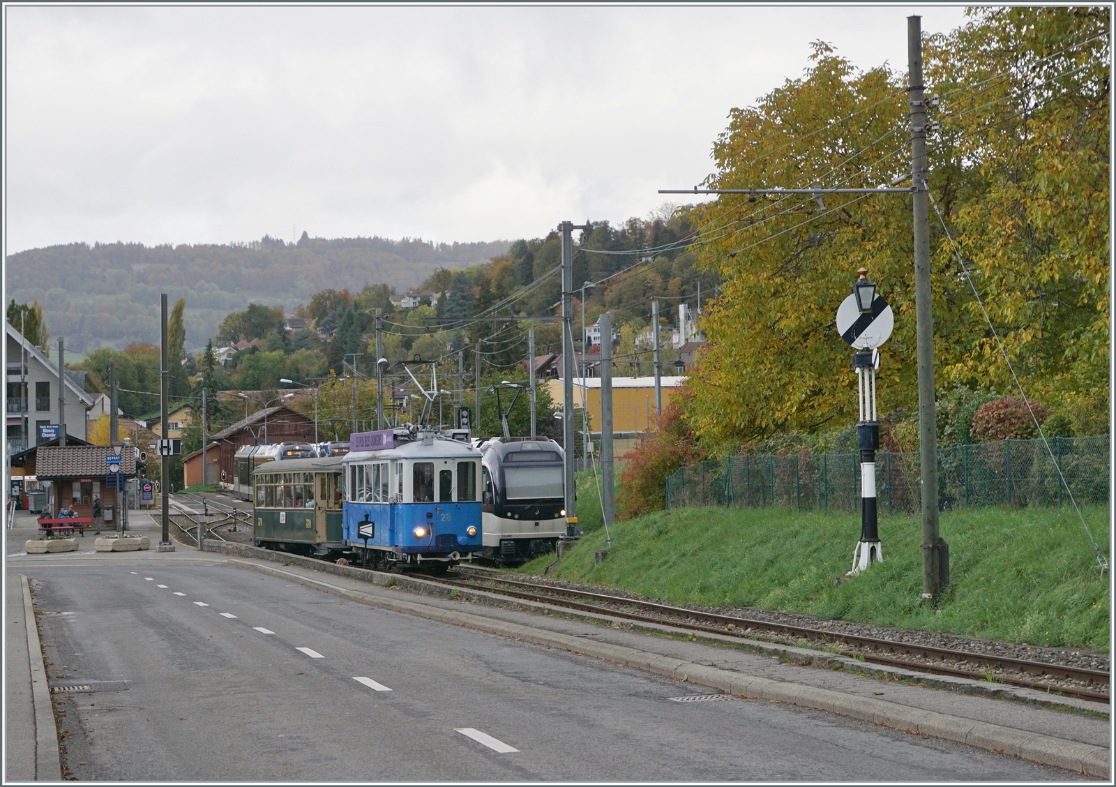  La DER de la Saison 2023 Bis!  Familien ins Museum eine regionale Aktion welche Familien Gelegenheit gibt die örtlichen Musen zu besuchen und da gehört die Blonay-Chamby Museumsbahn natürlich auch dazu, folglich öffnete das Museum in Chaulin am Sonntag den 5. November seine Türen und setzte für die Anreise einige Züge ab Blonay ein. Im Bild der Ce 2/3 28 der TL mit Beiwagen der TPG beim Verlassen von Blonay. Das  Ausfahrtsignal  wird bei diesem Betriebsmodus NICHT bedient.

5. November 2023